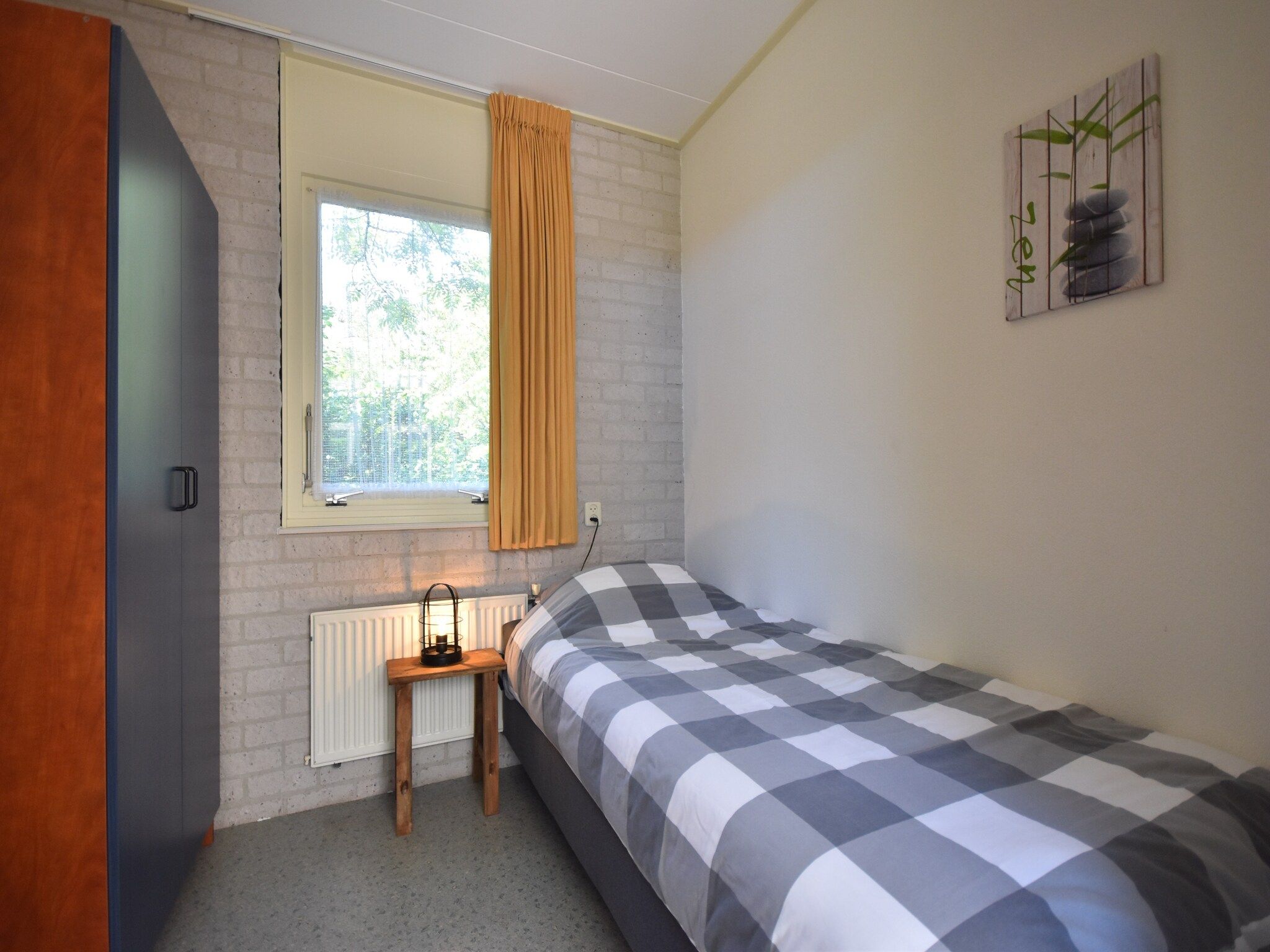 Een slaapkamer van Bungalowpark Campanula 3 in St. Maartenszee