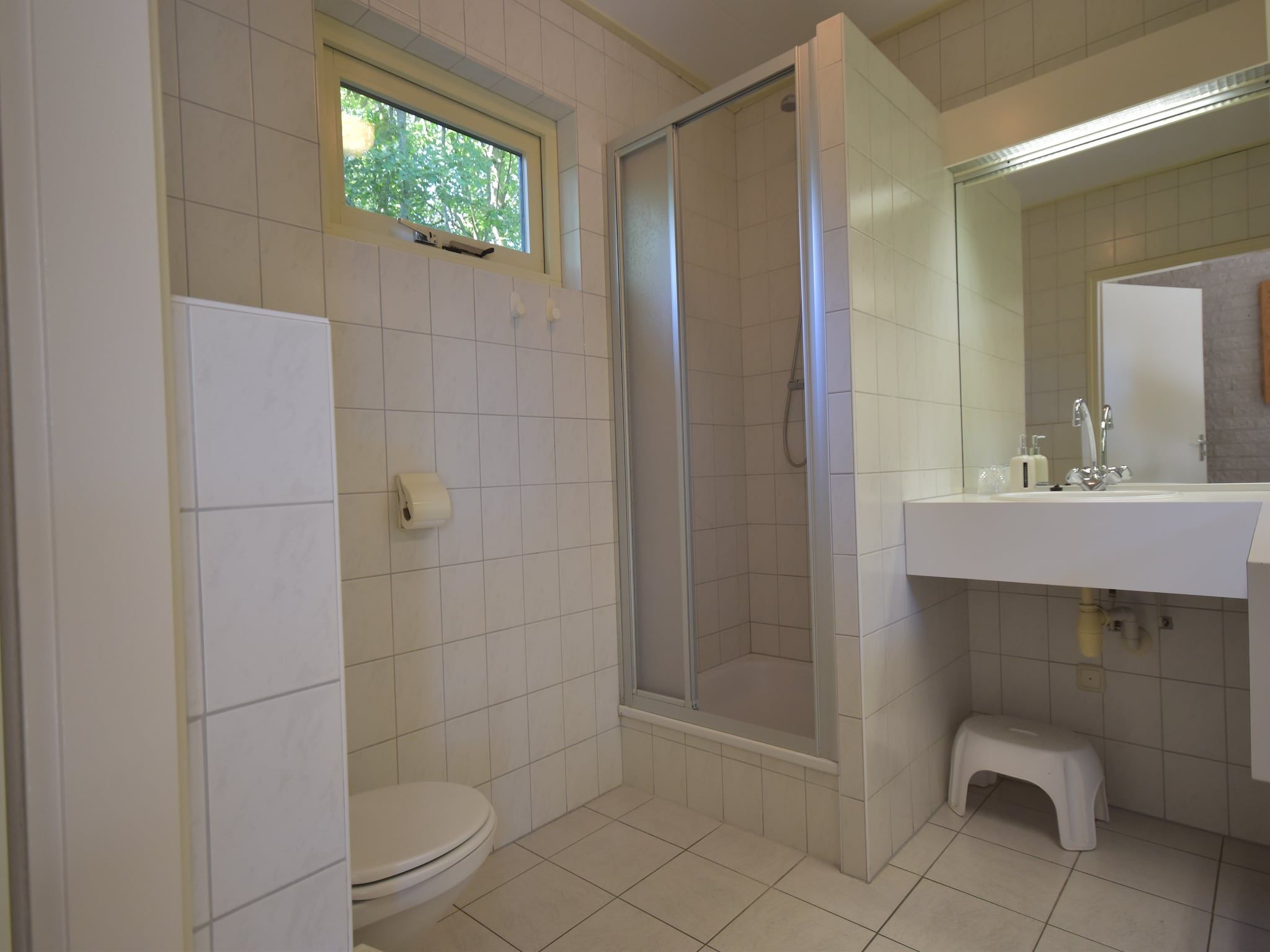 De badkamer van Bungalowpark Campanula 3 in St. Maartenszee