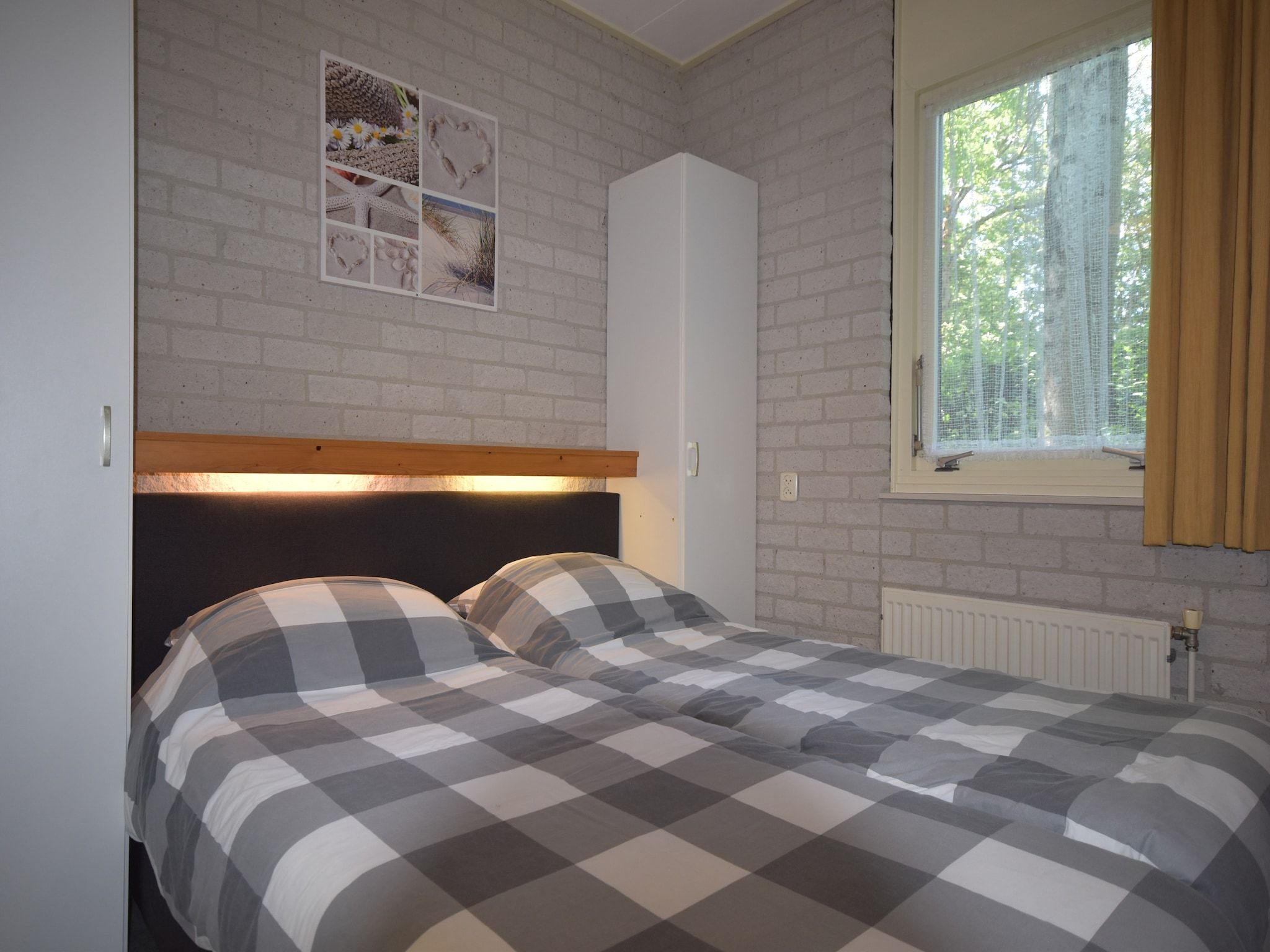 Een slaapkamer van Bungalowpark Campanula 3 in St. Maartenszee