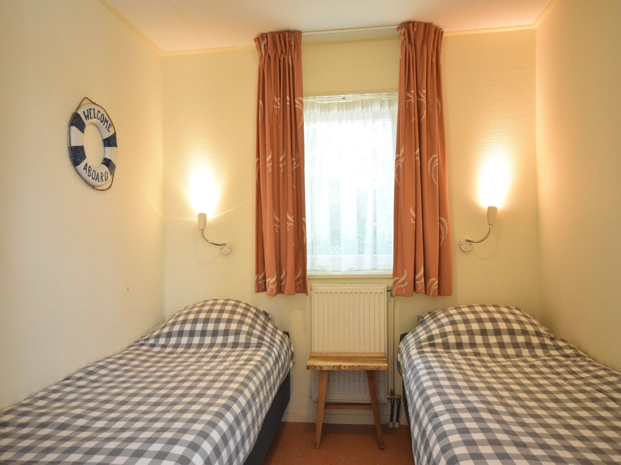 Een slaapkamer van Bungalowpark Campanula 4 in St. Maartenszee