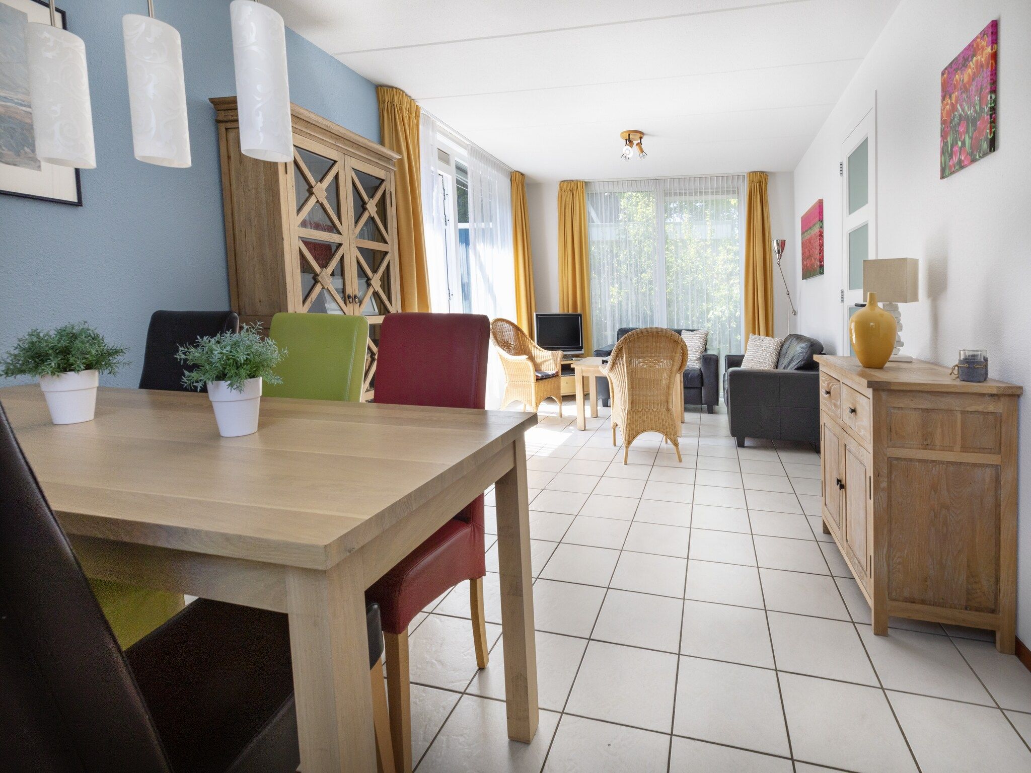 De woonkamer van Bungalowpark Campanula 5 in St. Maartenszee