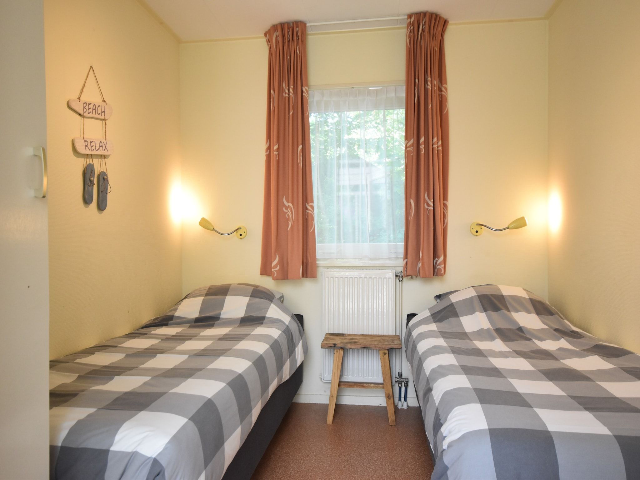 Een slaapkamer van Bungalowpark Campanula 7 in St. Maartenszee