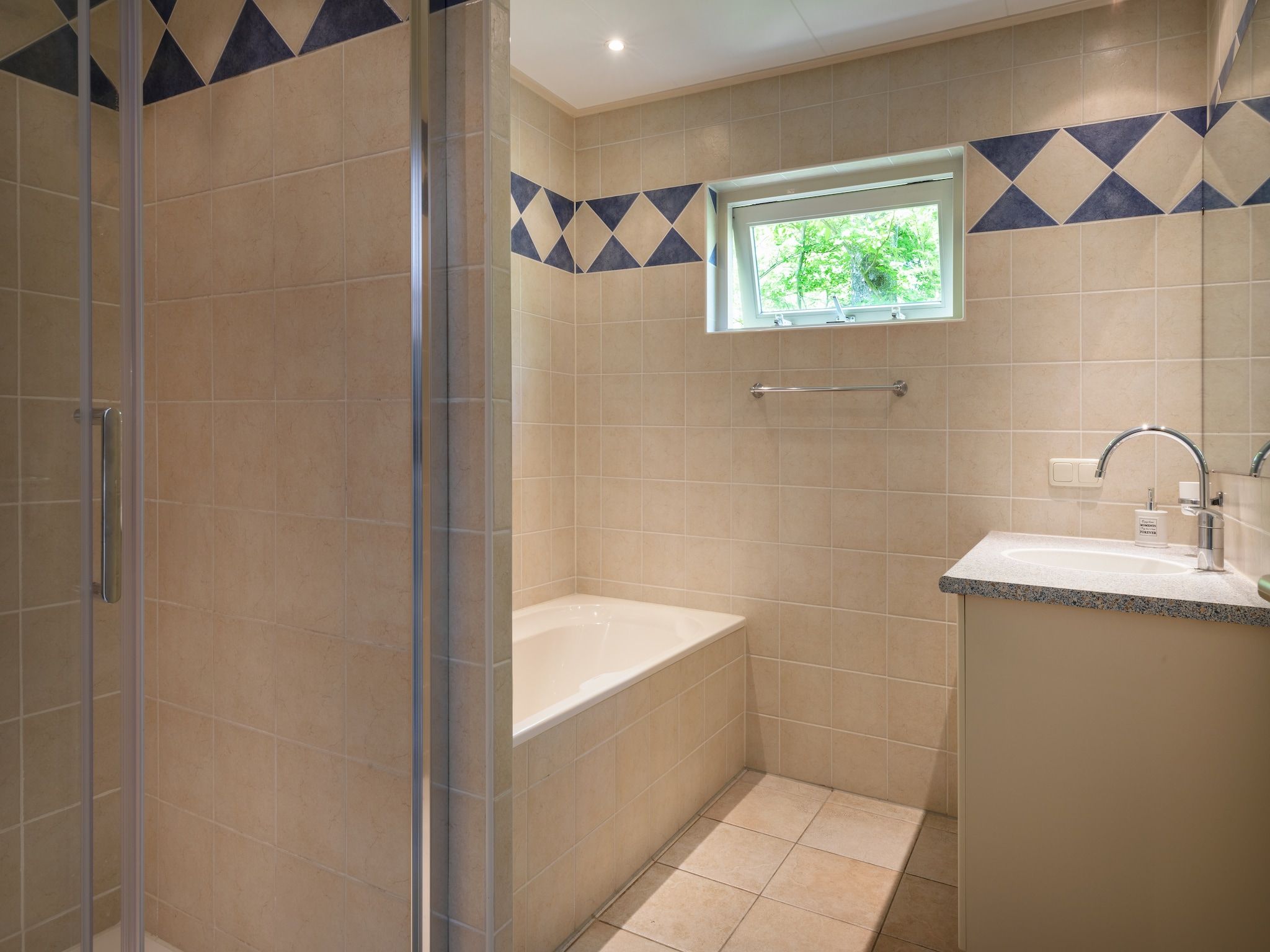 De badkamer van Bungalowpark Campanula 7 in St. Maartenszee