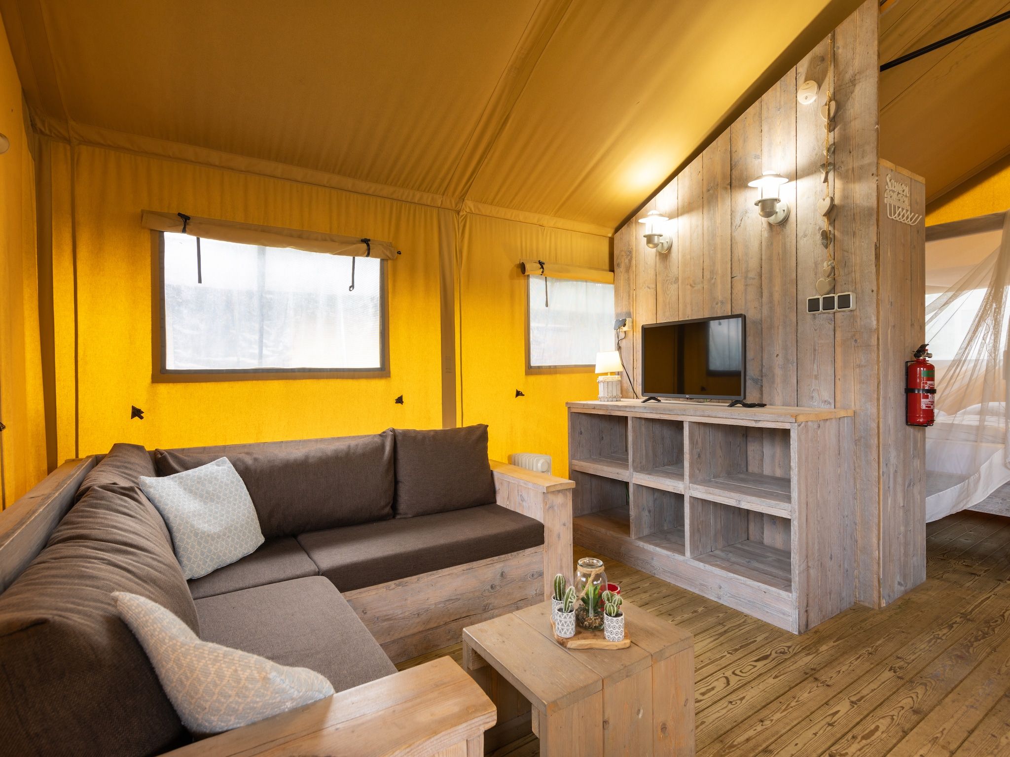 De woonkamer van Glamping Resort Lauwersmeer 2 in Vierhuizen