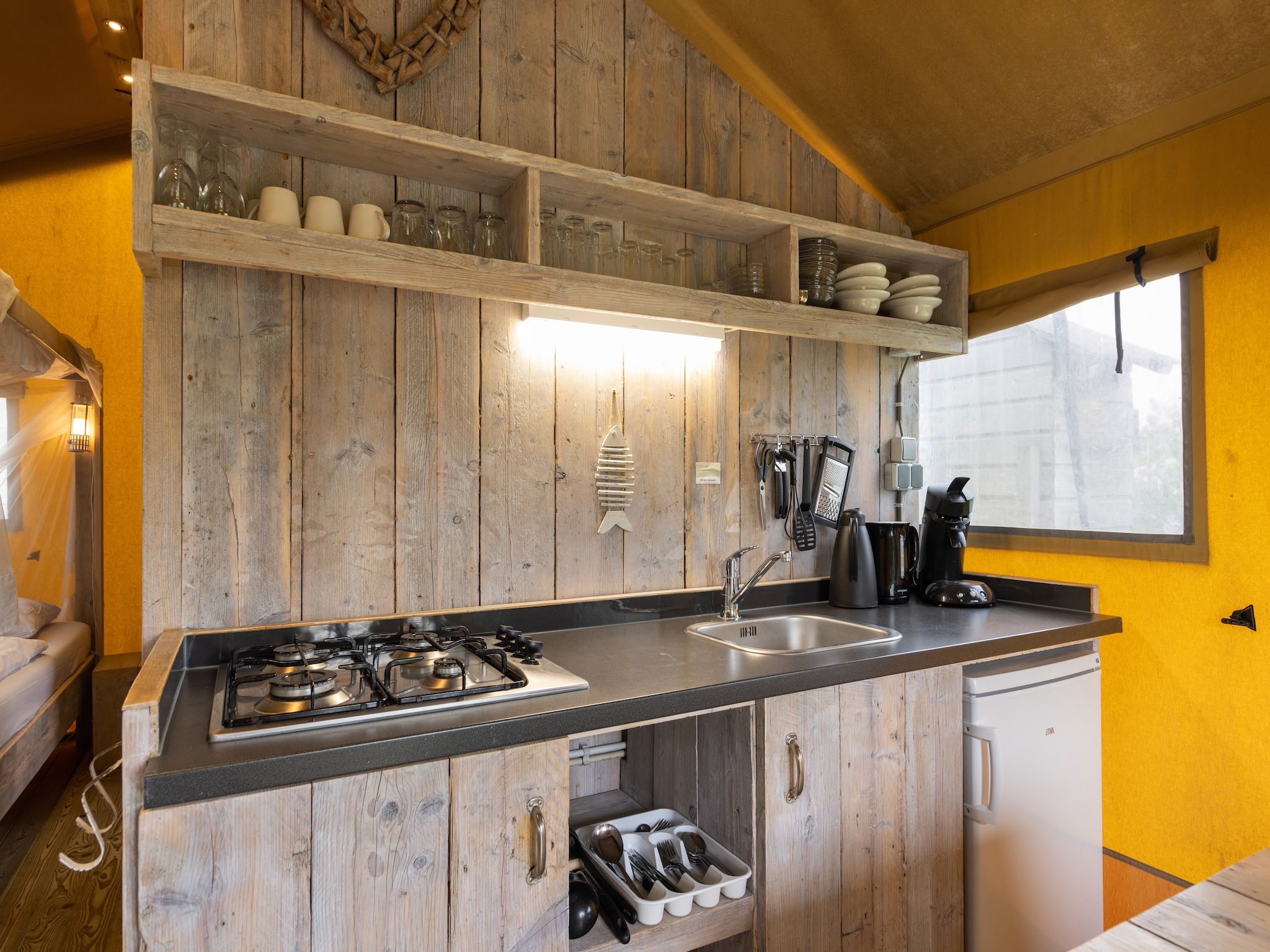 De keuken van Glamping Resort Lauwersmeer 2 in Vierhuizen