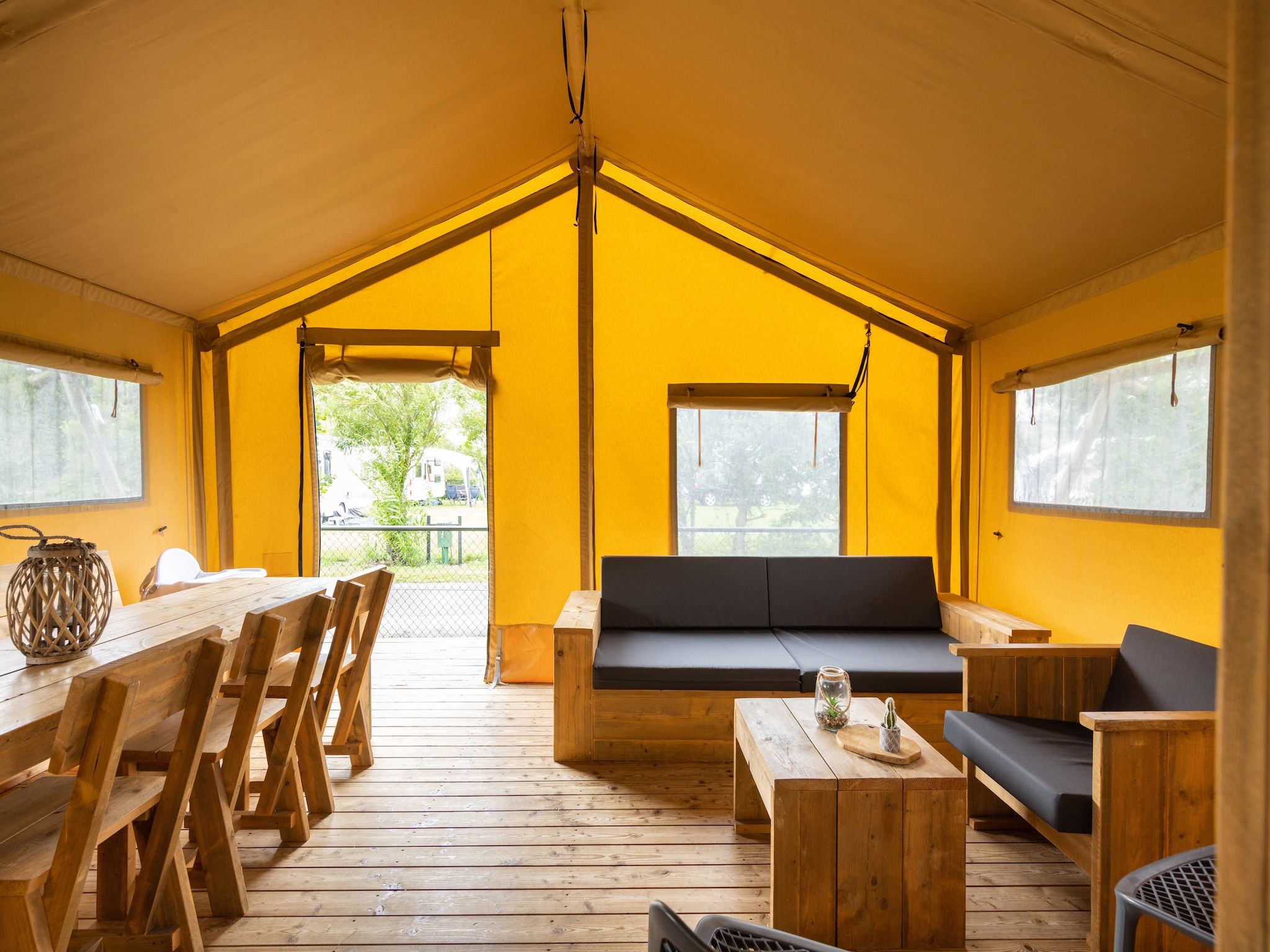 De woonkamer van Glamping Resort Lauwersmeer 3 in Vierhuizen