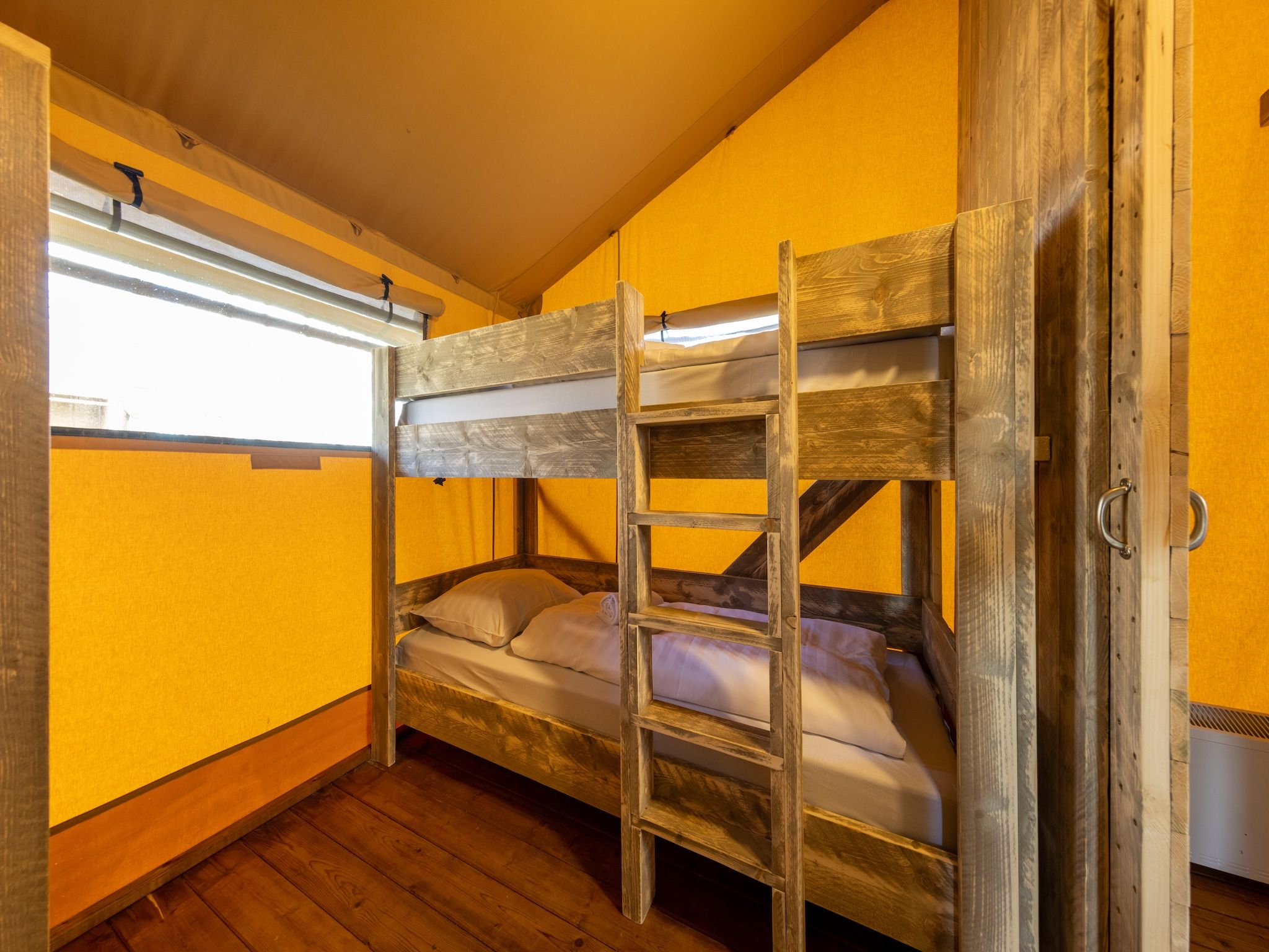 Een slaapkamer van Glamping Resort Lauwersmeer 3 in Vierhuizen