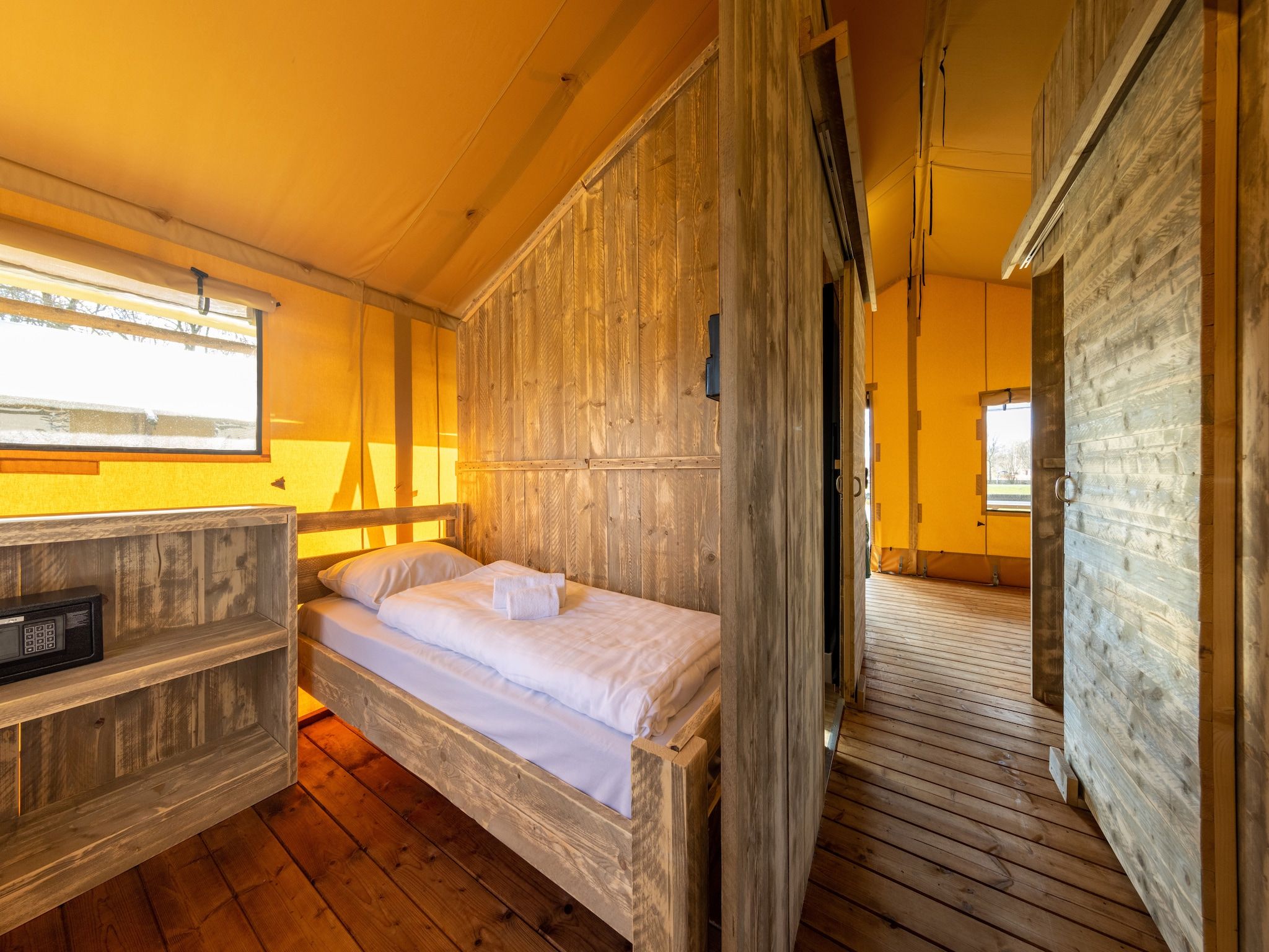 Een slaapkamer van Glamping Resort Lauwersmeer 3 in Vierhuizen