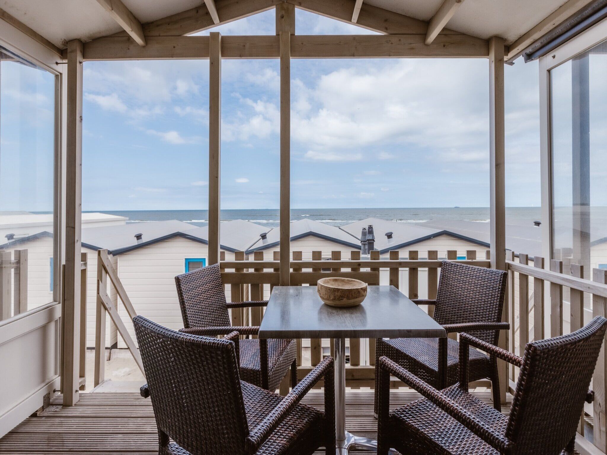 Het terras van Resort Beach Houses Wijk aan Zee 2 in Wijk aan Zee