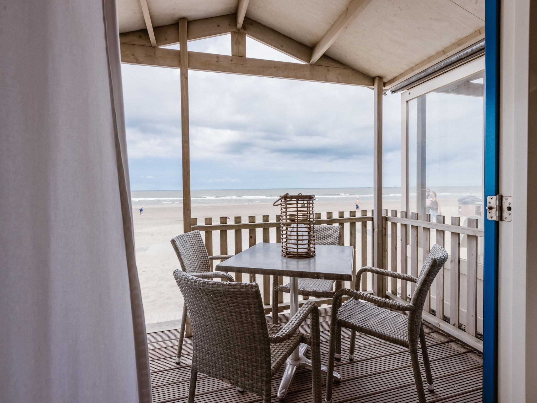 Het terras van Resort Beach Houses Wijk aan Zee 6 in Wijk aan Zee