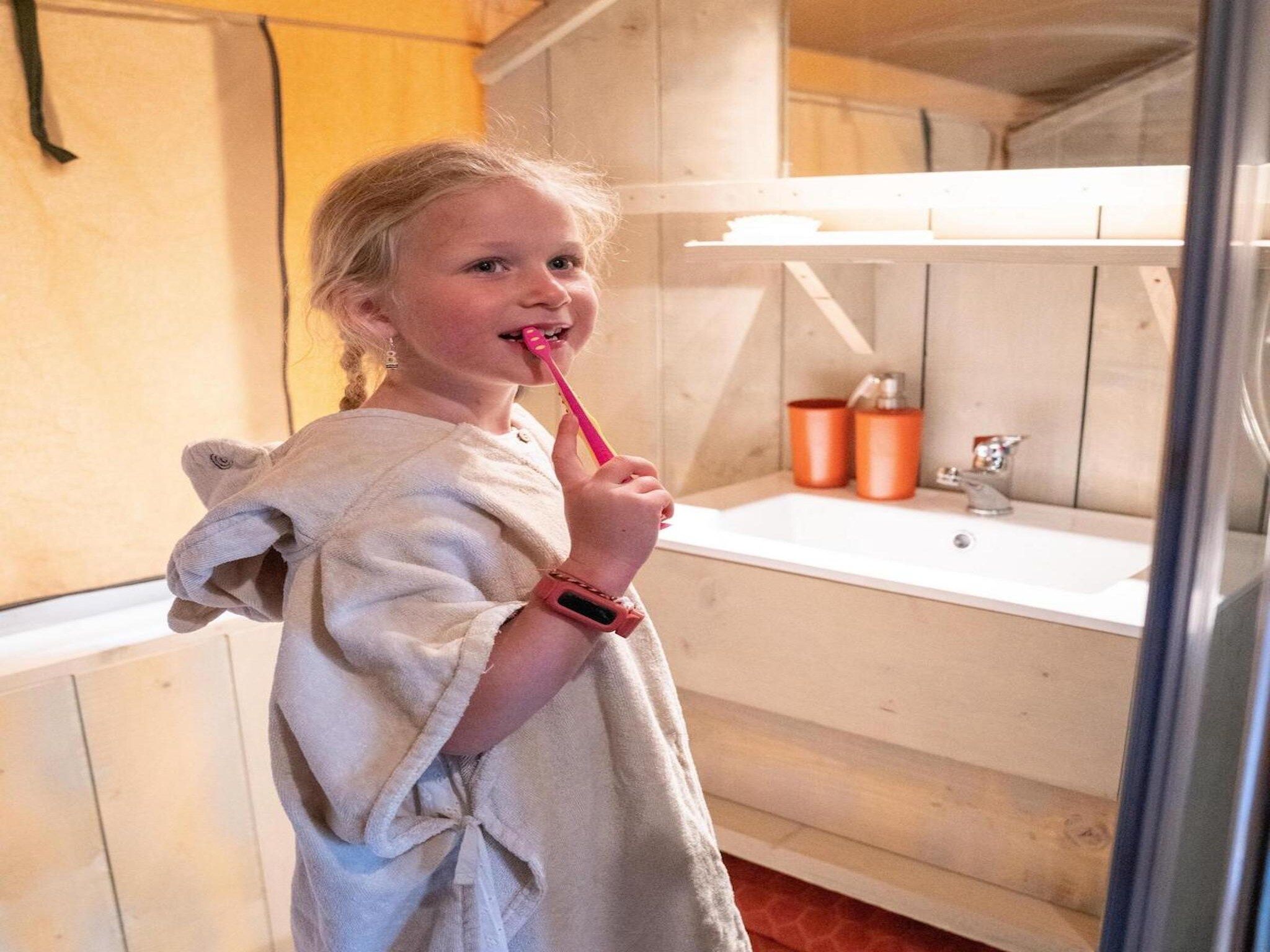 De badkamer van Recreatiepark Rhederlaagse Meren 18 in Lathum