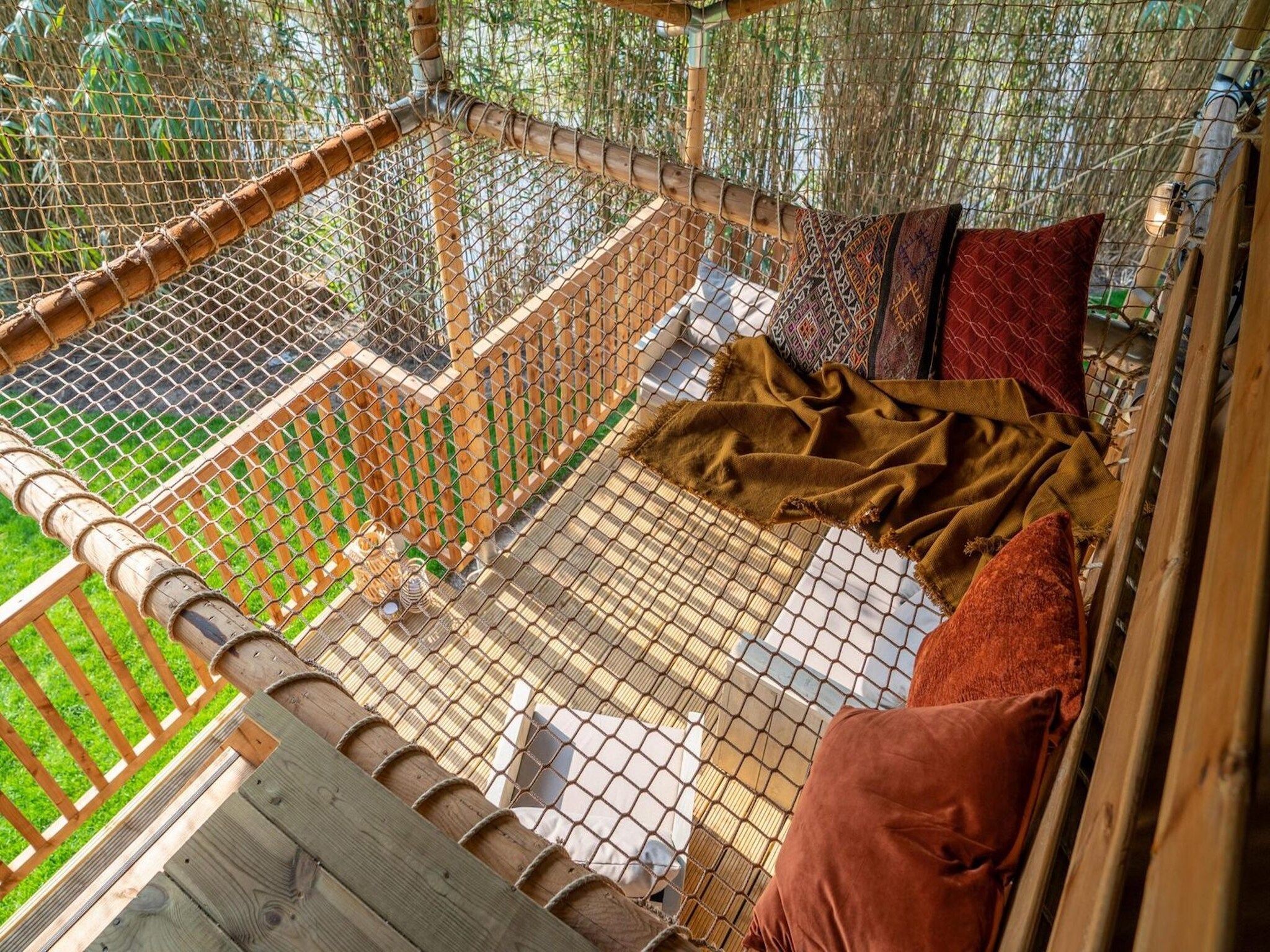 Voorzieningen bij Recreatiepark Rhederlaagse Meren 18 in Lathum