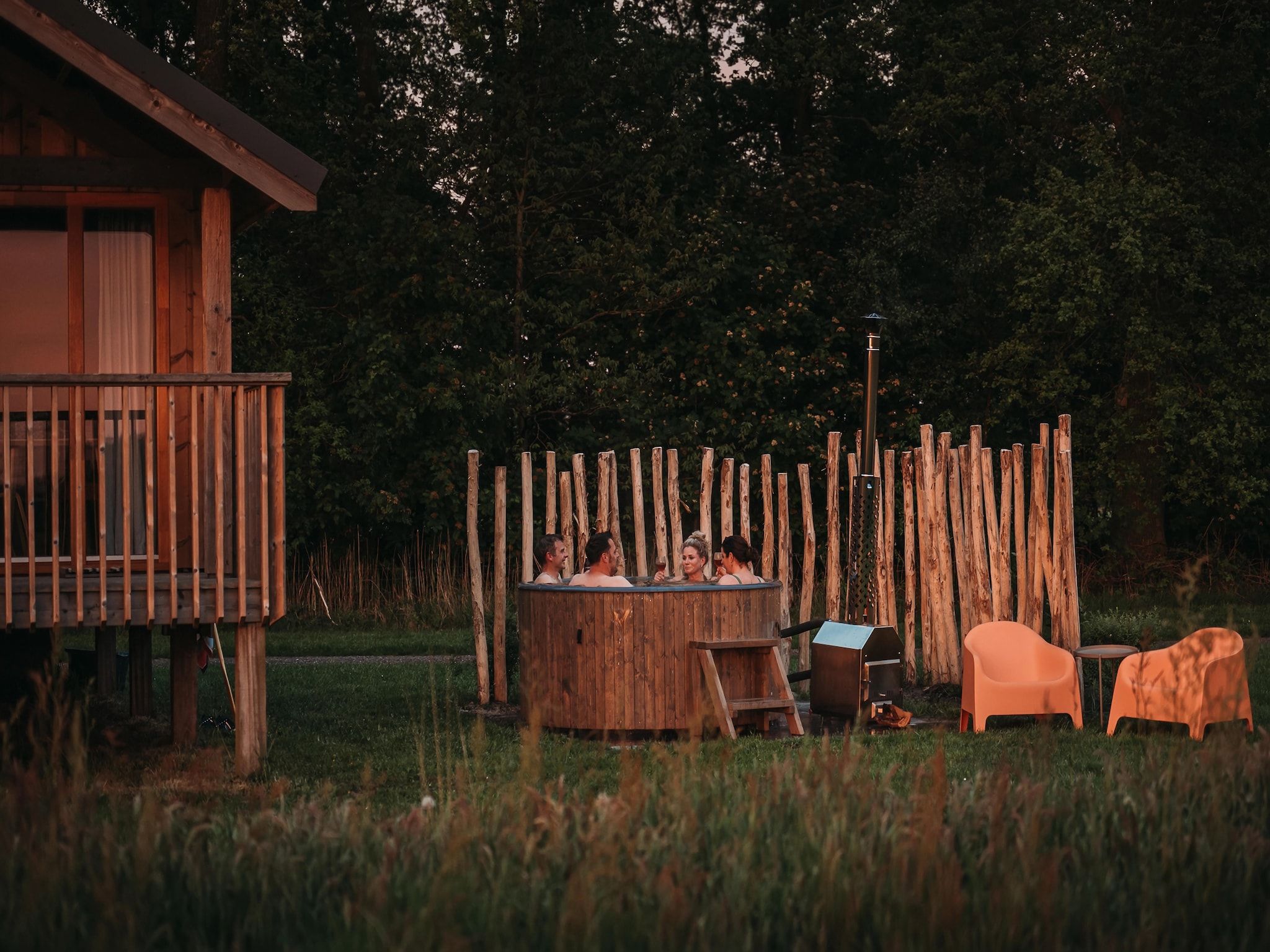 De tuin van Acker Lodges 4 in Ruinerwold