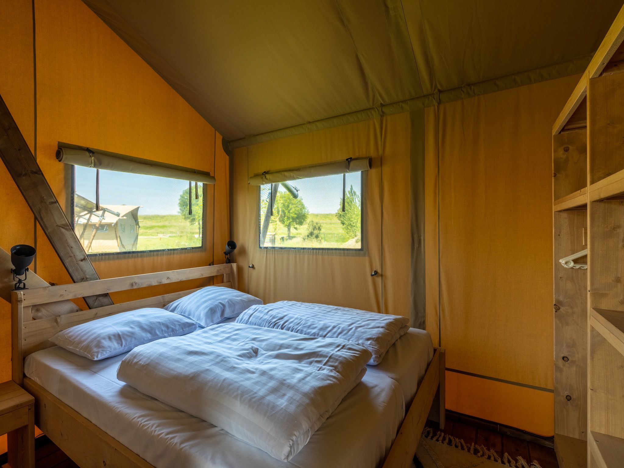 Een slaapkamer van Villavakantiepark IJsselhof 11 in Andijk