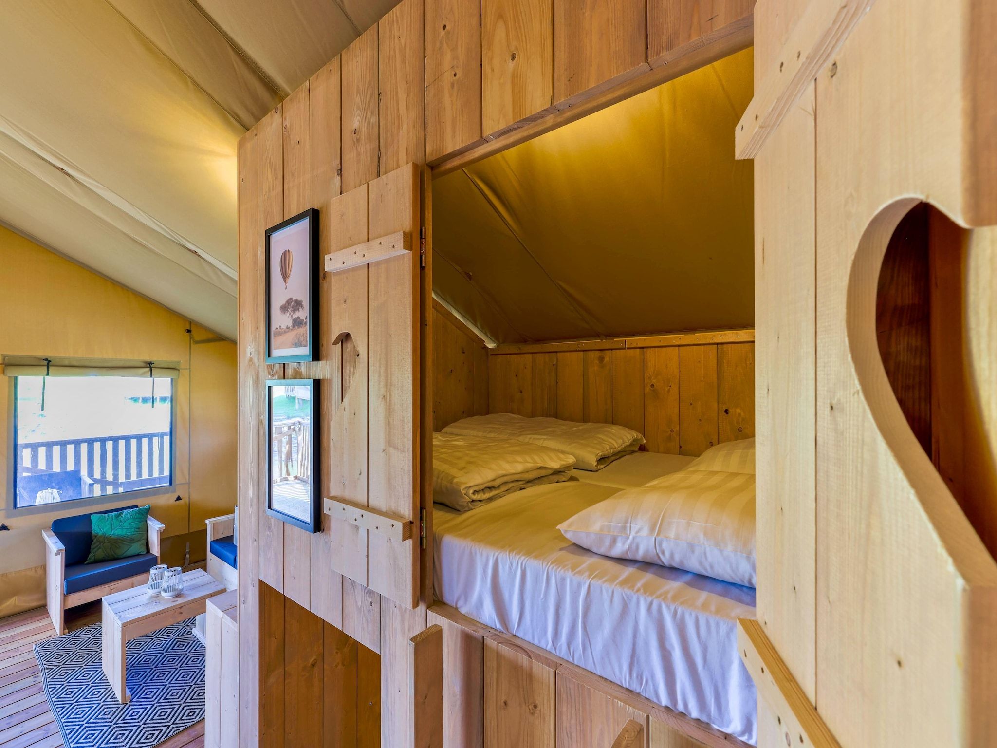 Een slaapkamer van Villavakantiepark IJsselhof 12 in Andijk