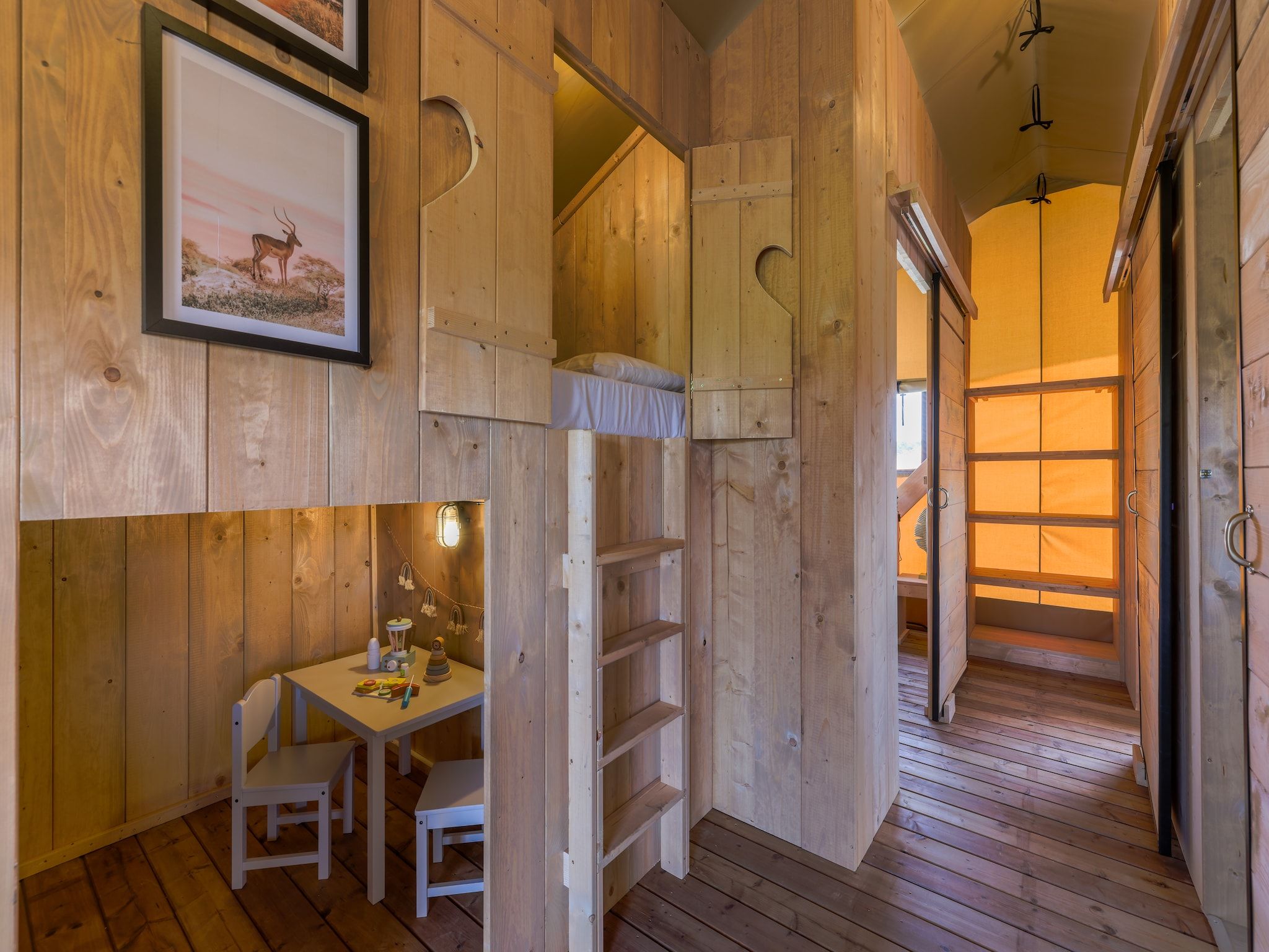 De eetkamer van Villavakantiepark IJsselhof 12 in Andijk