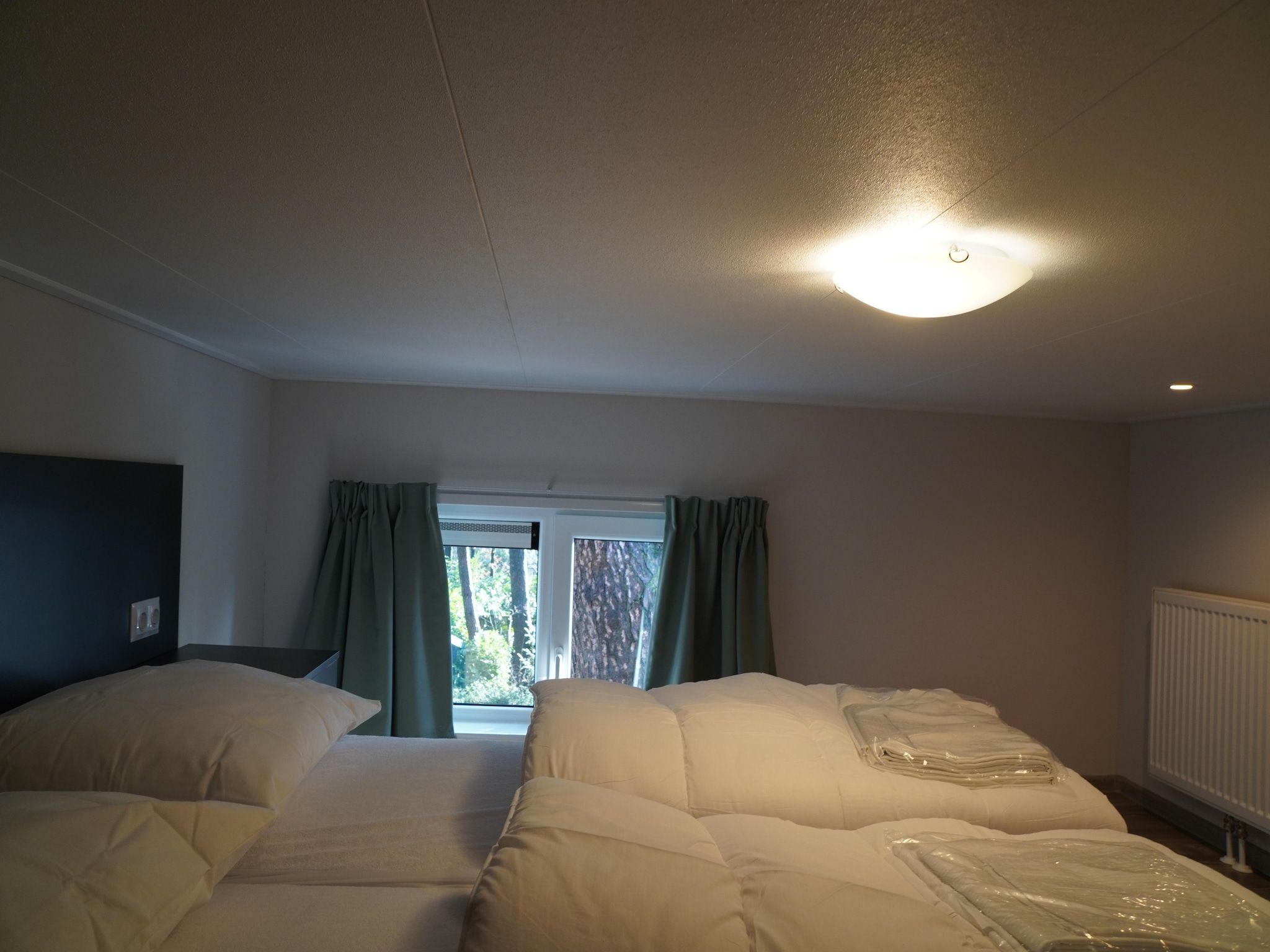 Een slaapkamer van Vakantiepark De Rimboe & De Woeste Hoogte 41 in Hoenderloo