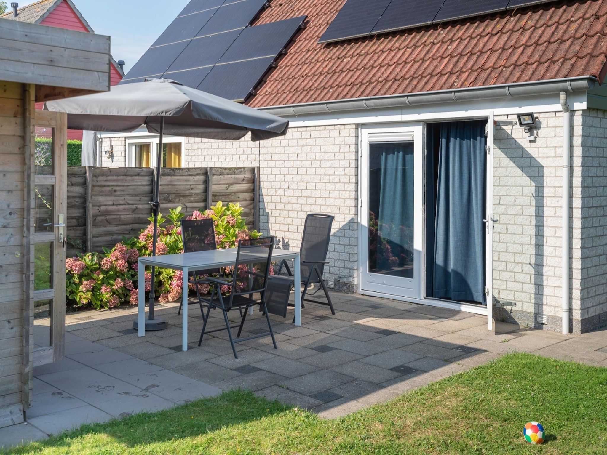 De tuin van Villapark De Oesterbaai 6 in Wemeldinge