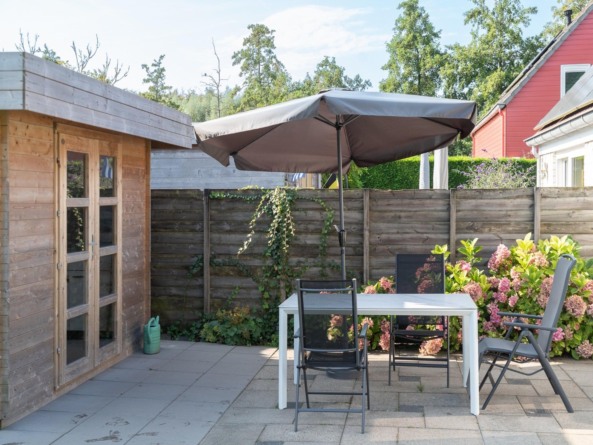 De tuin van Villapark De Oesterbaai 6 in Wemeldinge