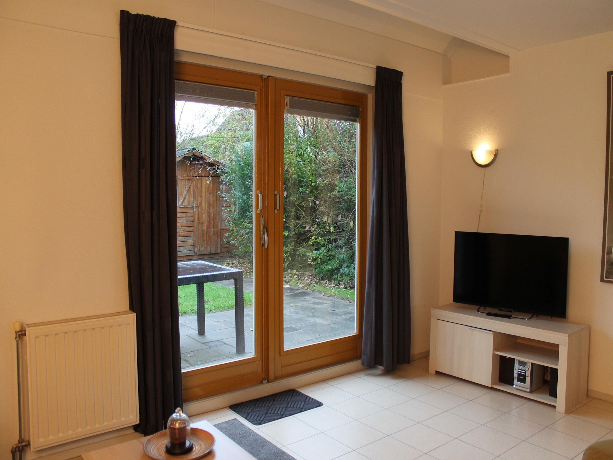 De woonkamer van Villapark De Oesterbaai 81 in Wemeldinge