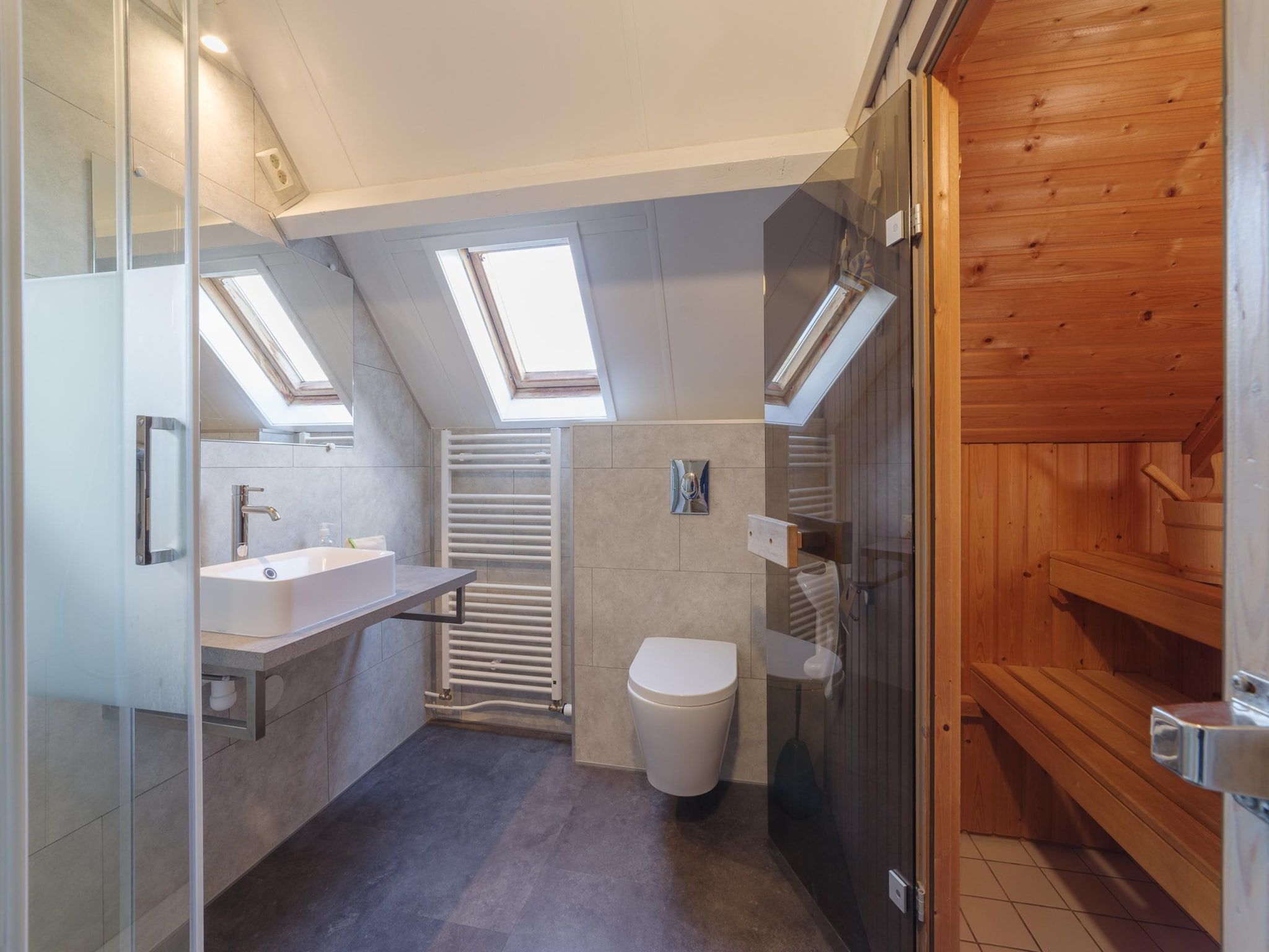 De badkamer van Villapark De Oesterbaai 68 in Wemeldinge