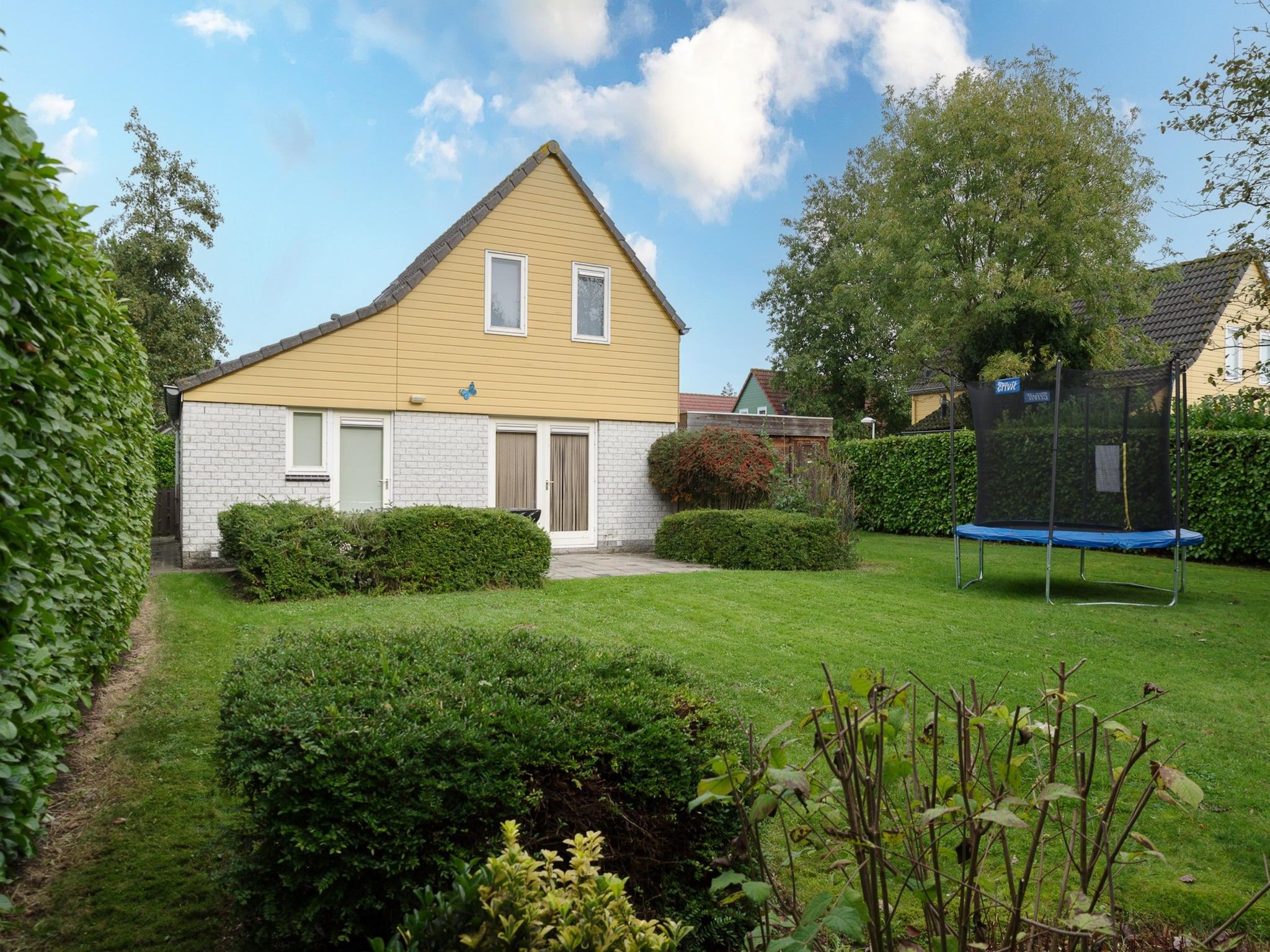 De tuin van Villapark De Oesterbaai 68 in Wemeldinge