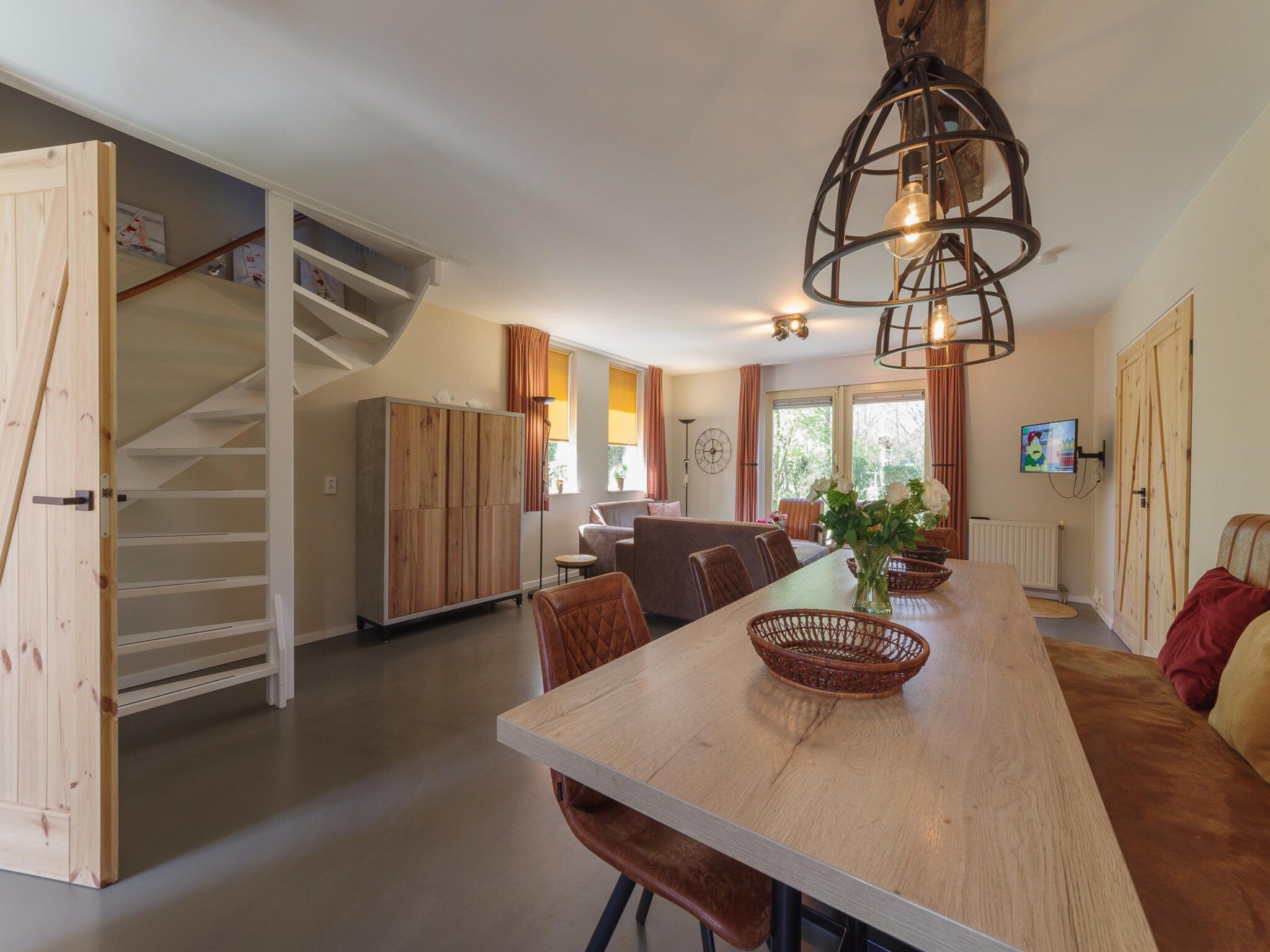 De eetkamer van Villapark De Oesterbaai 74 in Wemeldinge