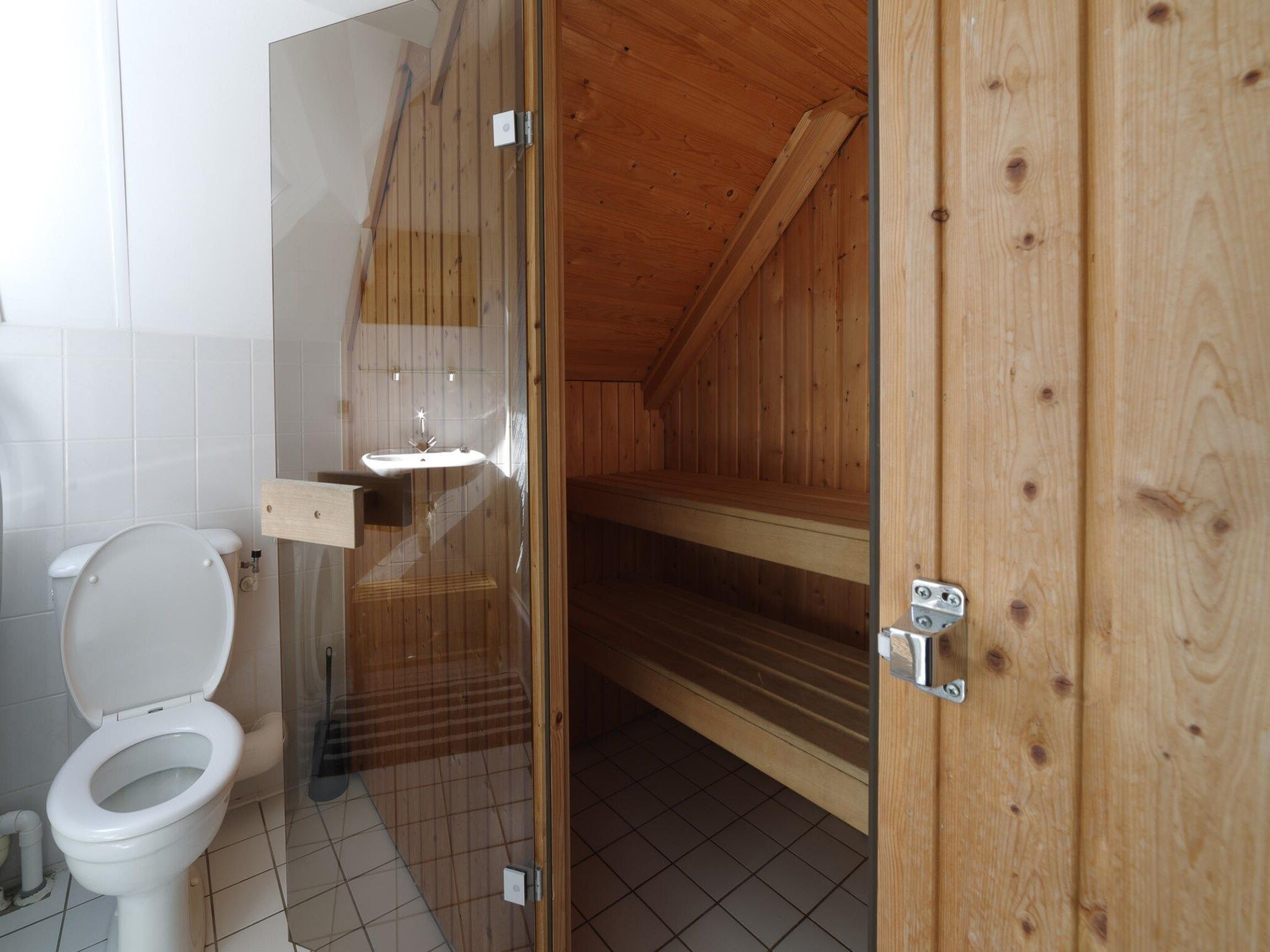 De badkamer van Villapark De Oesterbaai 5 in Wemeldinge