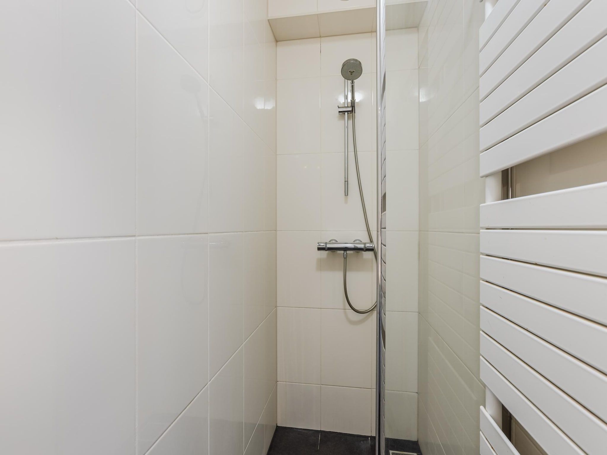 De badkamer van Boomhiemke Engelsmanduinvilla 6 in Hollum