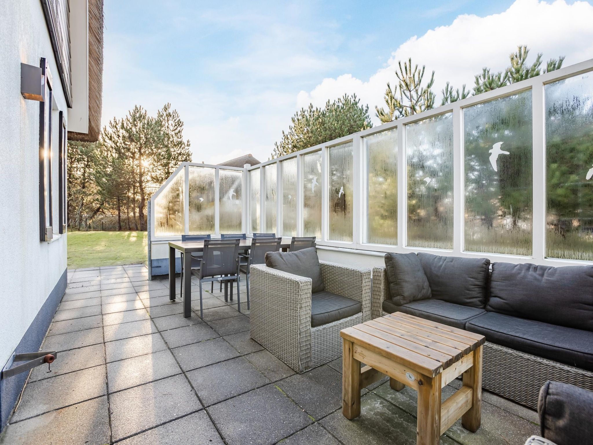 Het terras van Boomhiemke Engelsmanduinvilla 6 in Hollum