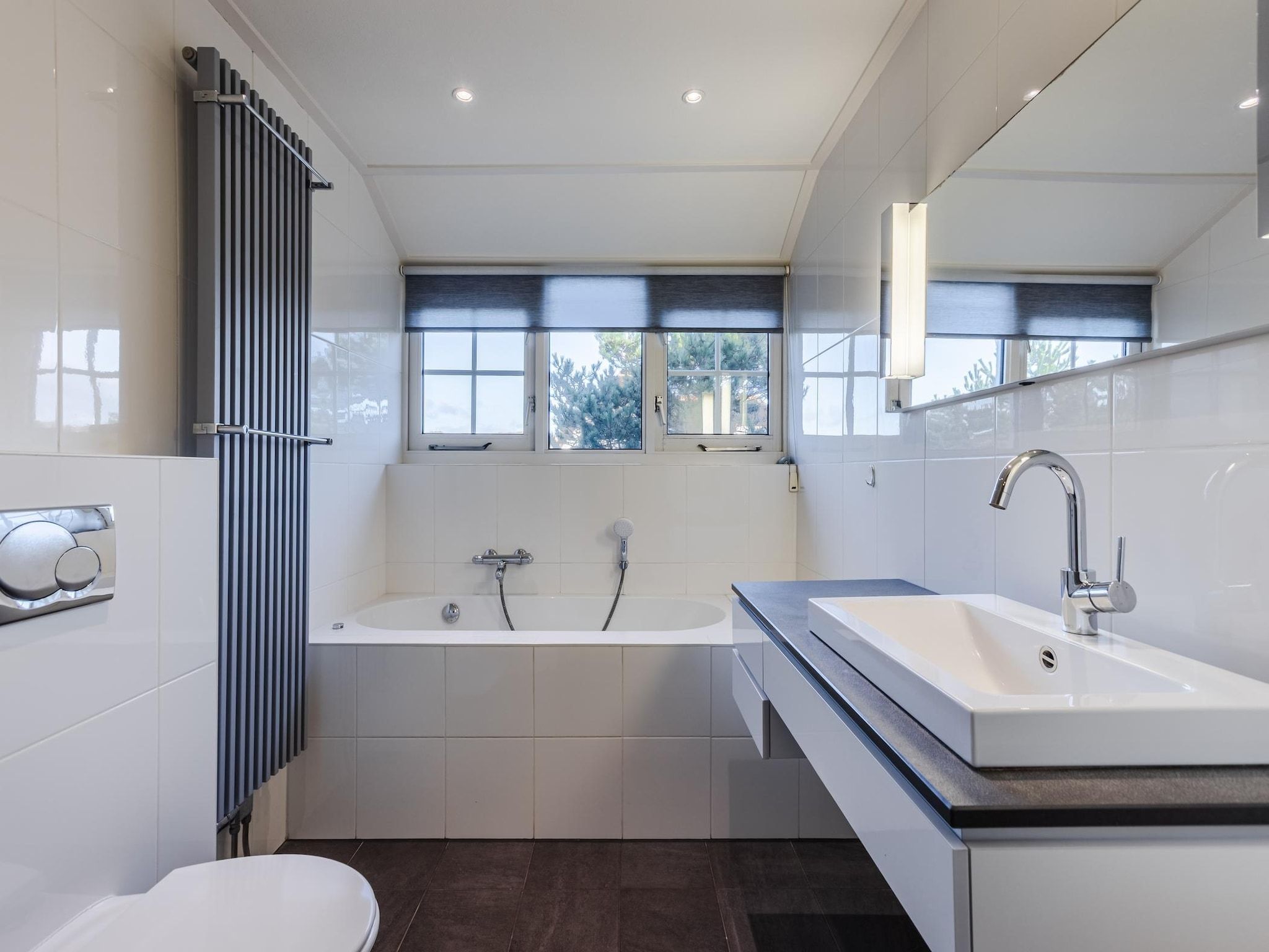 De badkamer van Boomhiemke Engelsmanduinvilla 6 in Hollum