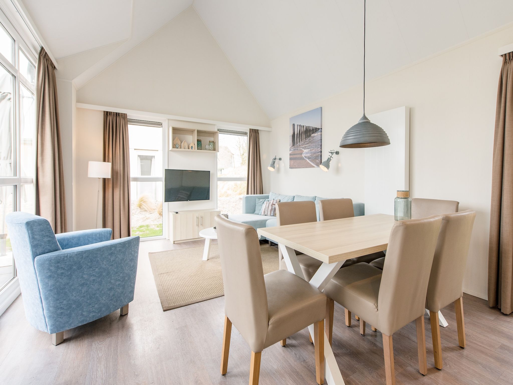 De eetkamer van Vakantiepark Boomhiemke 19 in Hollum