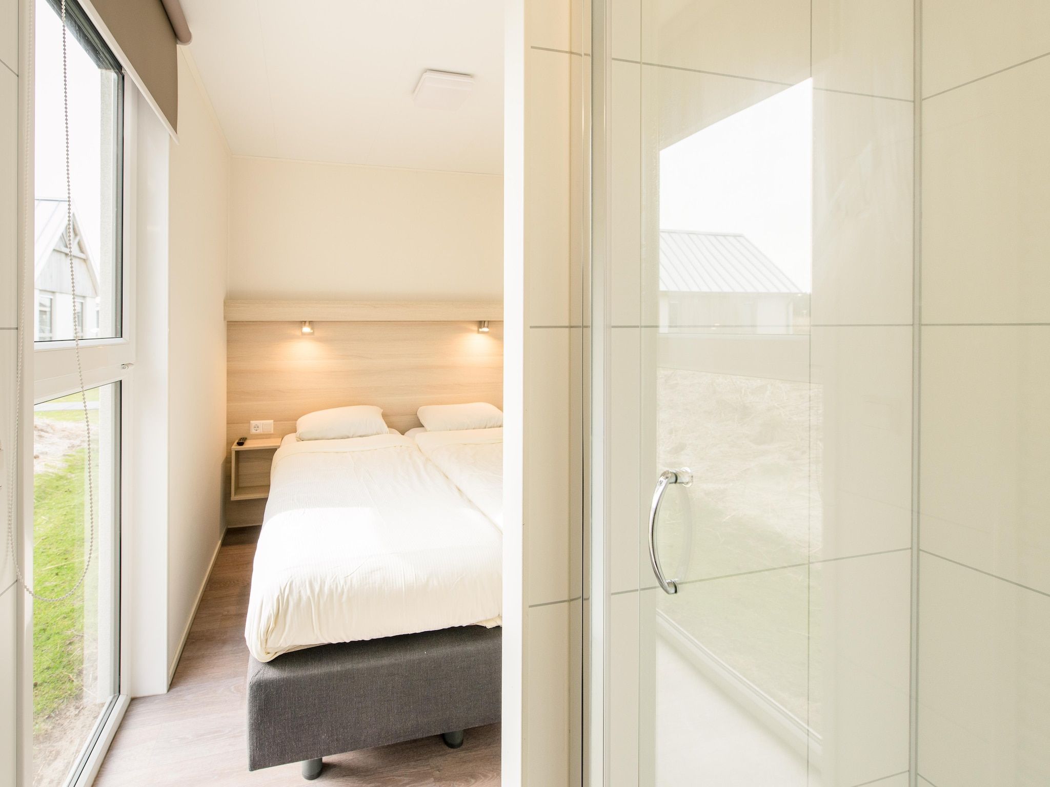 Een slaapkamer van Vakantiepark Boomhiemke 19 in Hollum