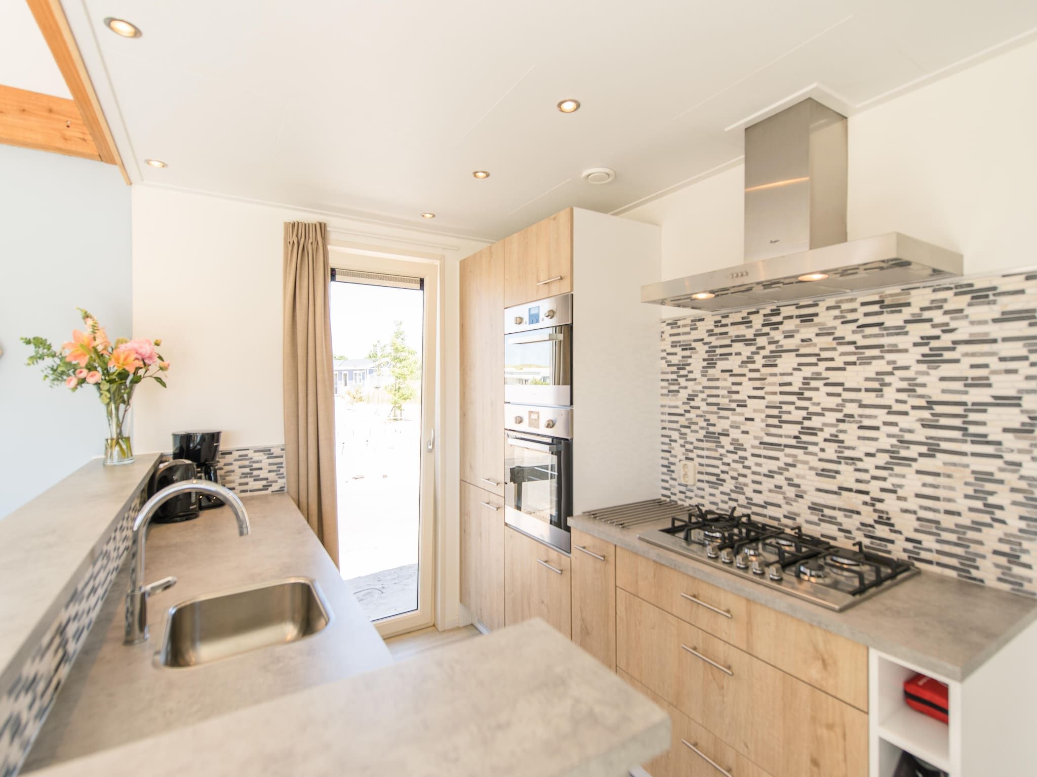 De keuken van Vakantiepark Boomhiemke 20 in Hollum