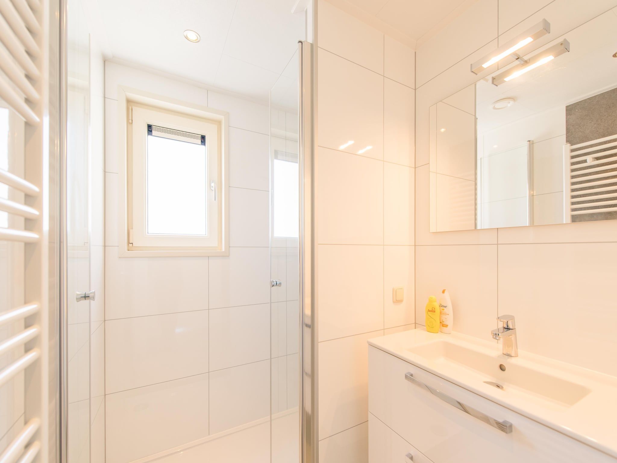 De badkamer van Vakantiepark Boomhiemke 20 in Hollum