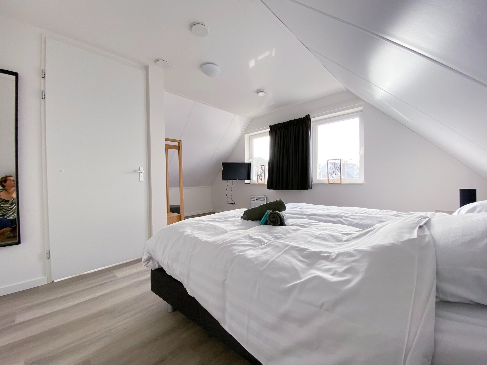 Een slaapkamer van Lake view villa met zwem- vissteiger in Simonshaven