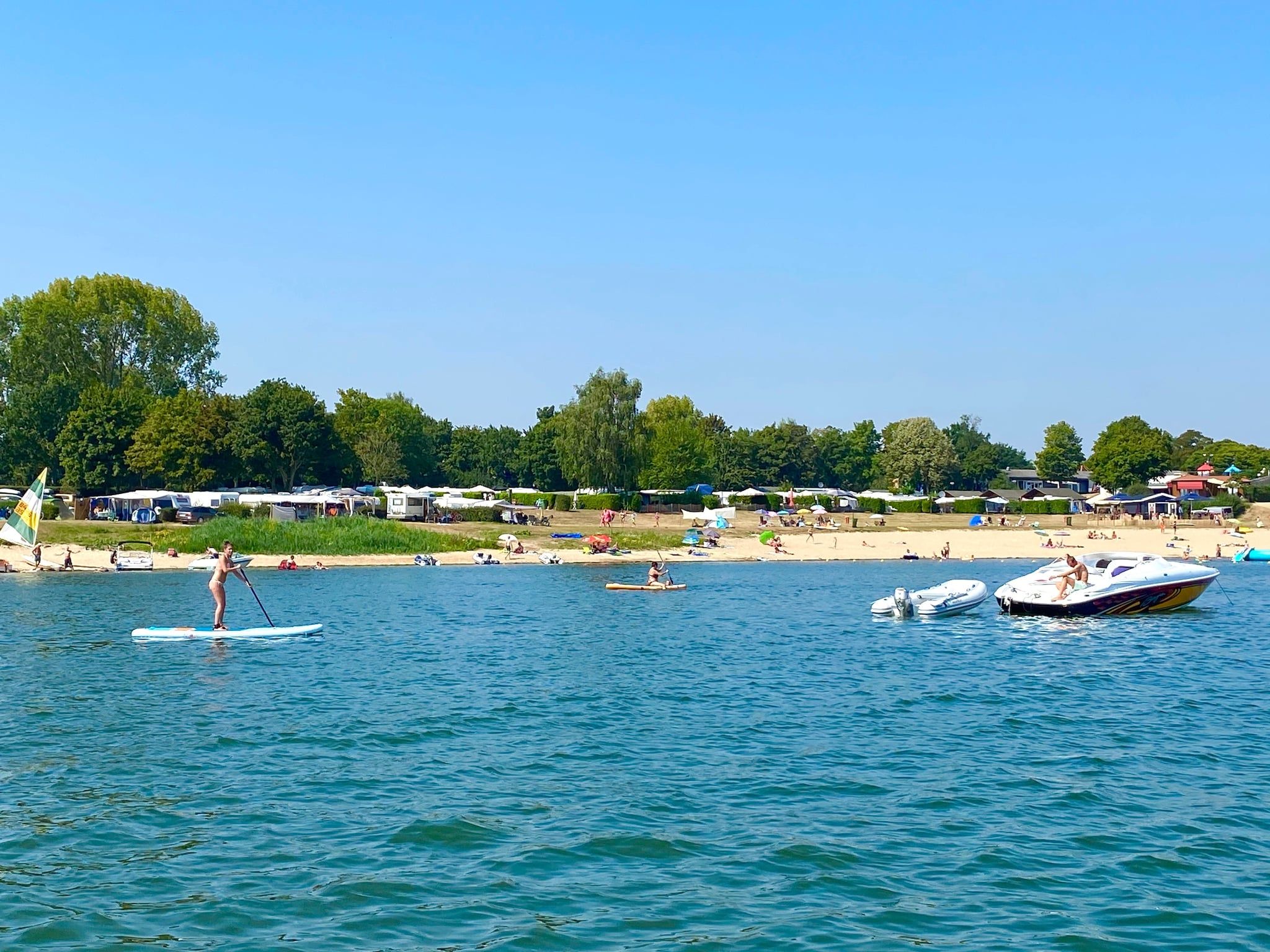 Parkfaciliteiten bij Recreatiepark Rhederlaagse Meren 19 in Lathum