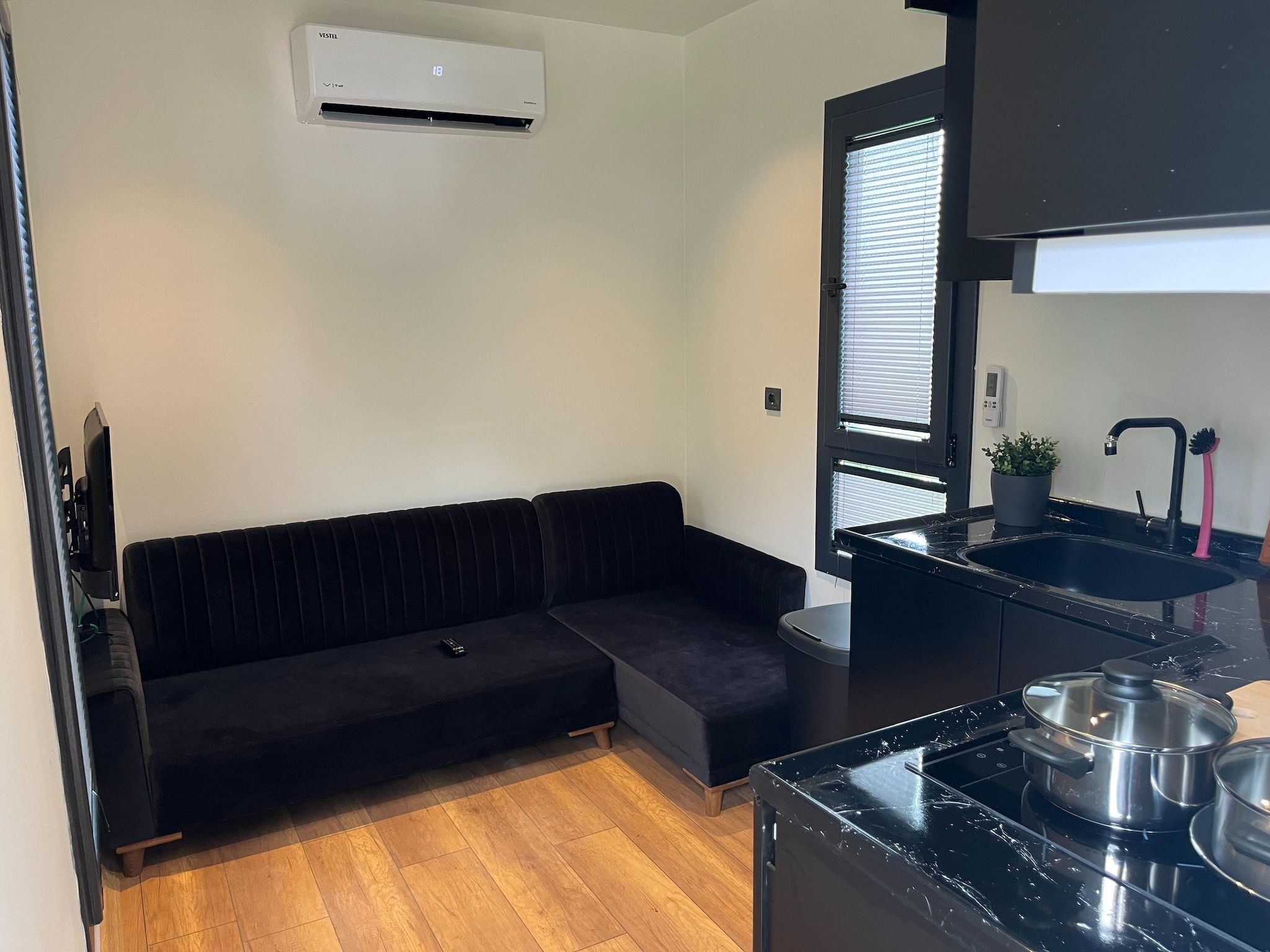 De woonkamer van Recreatiepark Rhederlaagse Meren 19 in Lathum