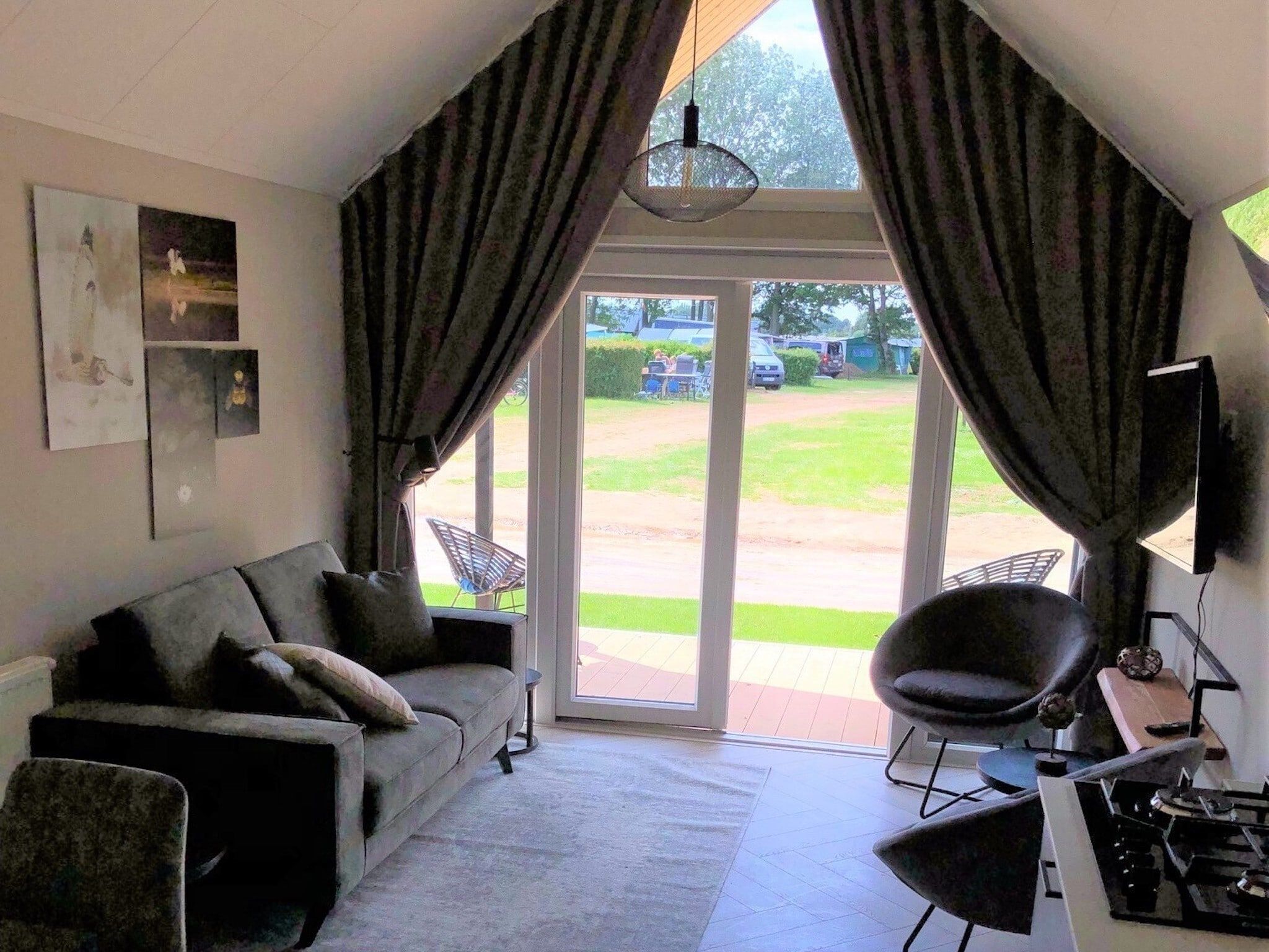 De woonkamer van Recreatiepark Rhederlaagse Meren 20 in Lathum