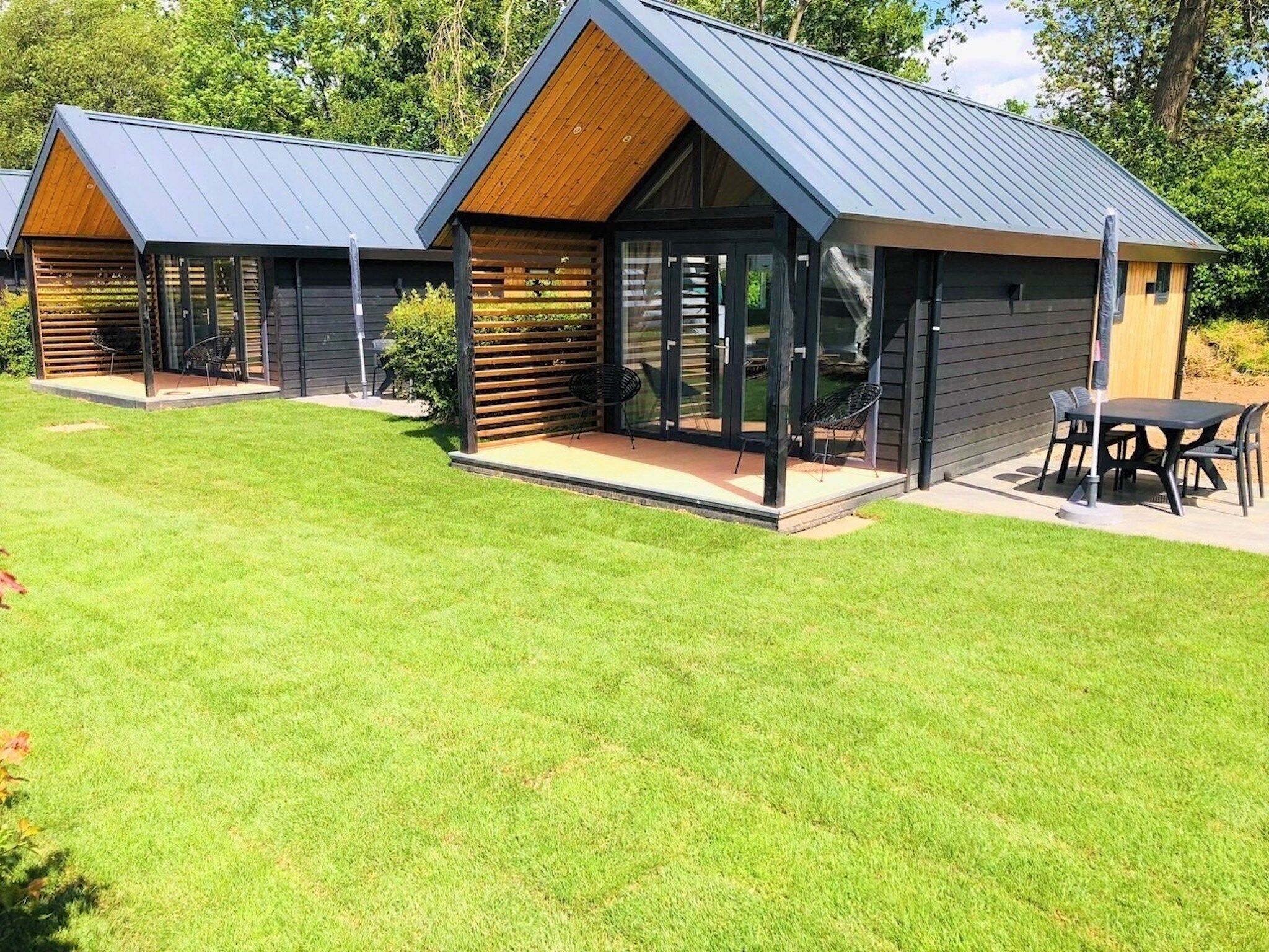 De buitenkant van Recreatiepark Rhederlaagse Meren 20 in Lathum