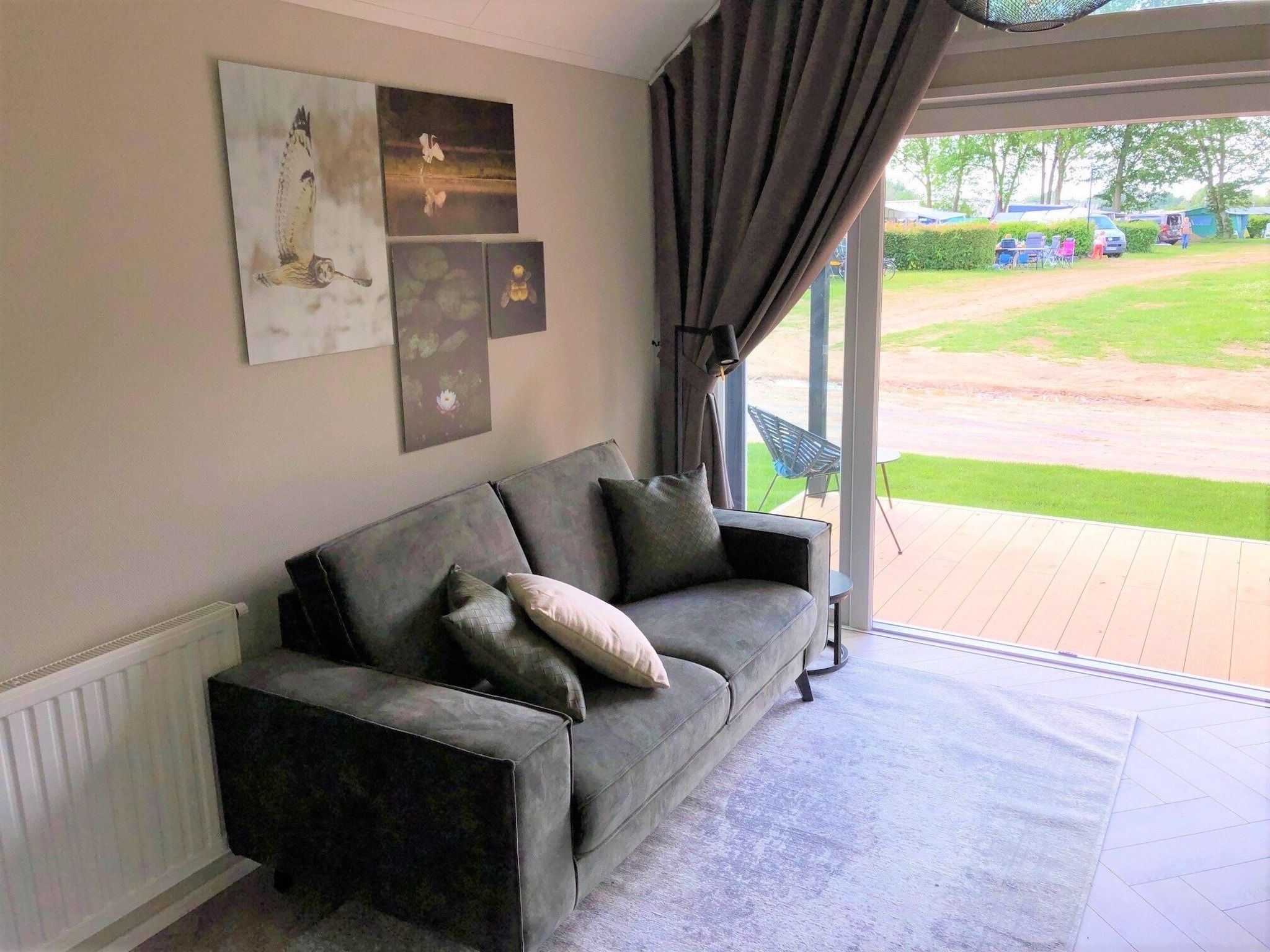 De woonkamer van Recreatiepark Rhederlaagse Meren 20 in Lathum