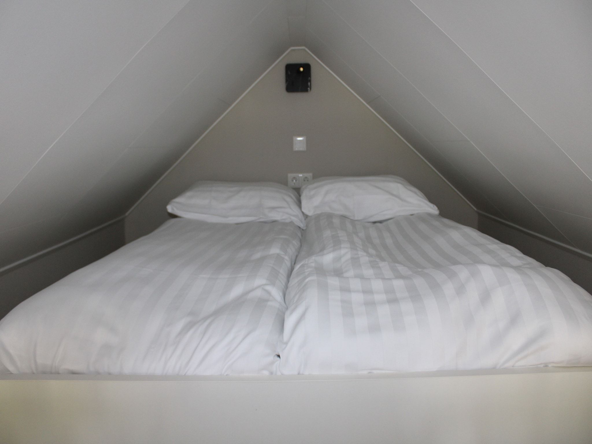 Een slaapkamer van Recreatiepark Rhederlaagse Meren 20 in Lathum