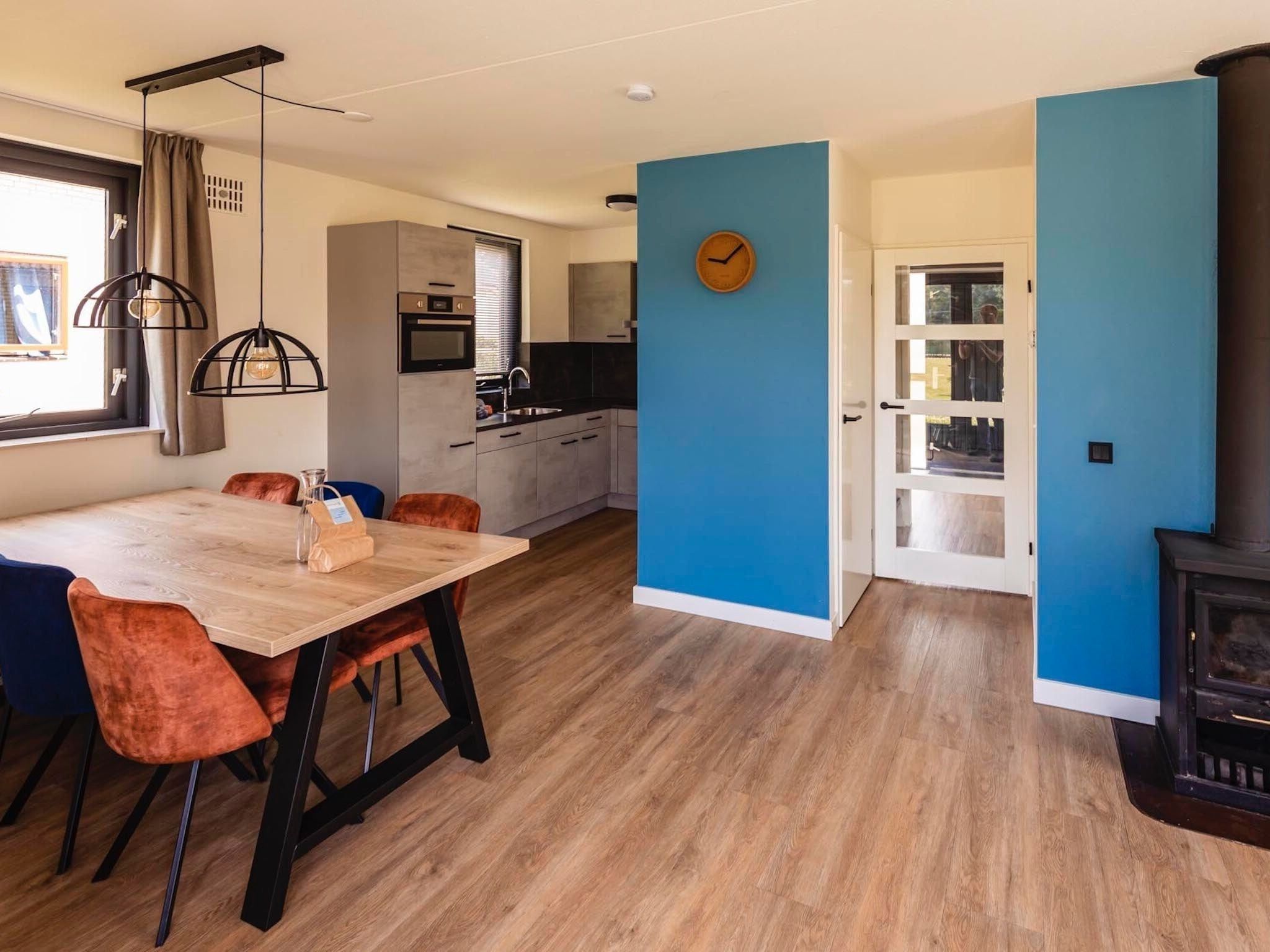 De eetkamer van Vakantiepark 't Broeckhuys 3 in Ewijk