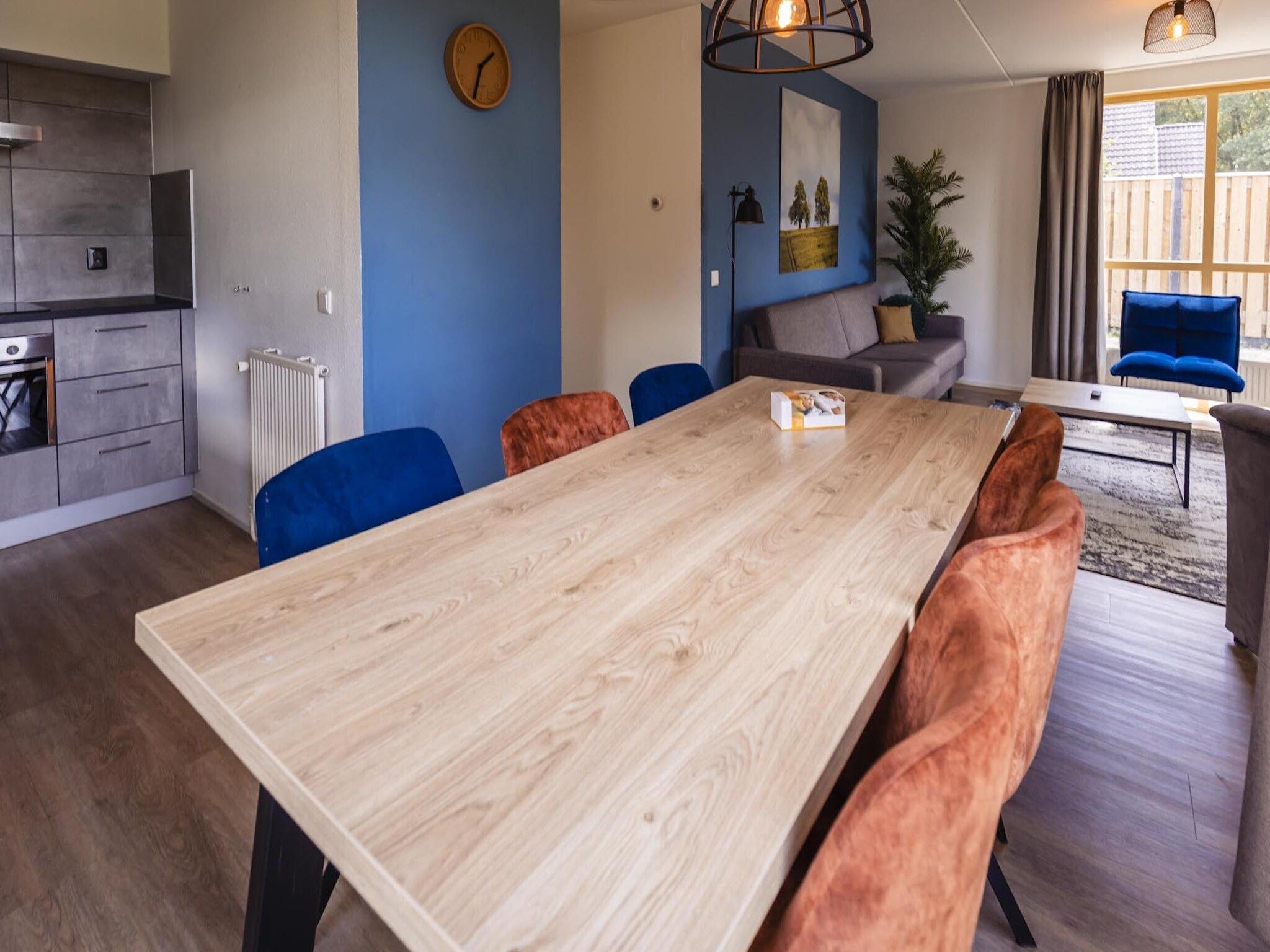 De eetkamer van Vakantiepark 't Broeckhuys 6 in Ewijk