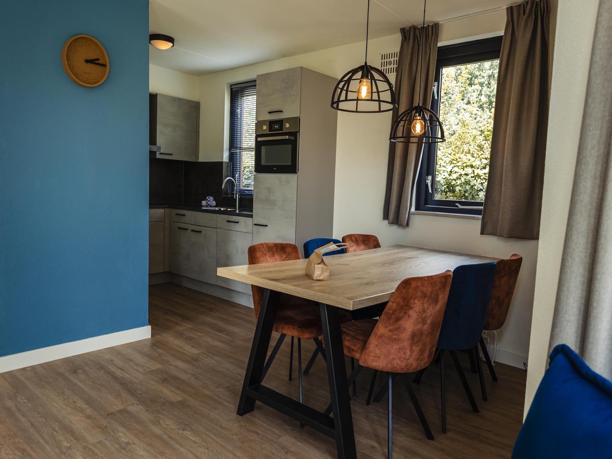 De eetkamer van Vakantiepark 't Broeckhuys 8 in Ewijk