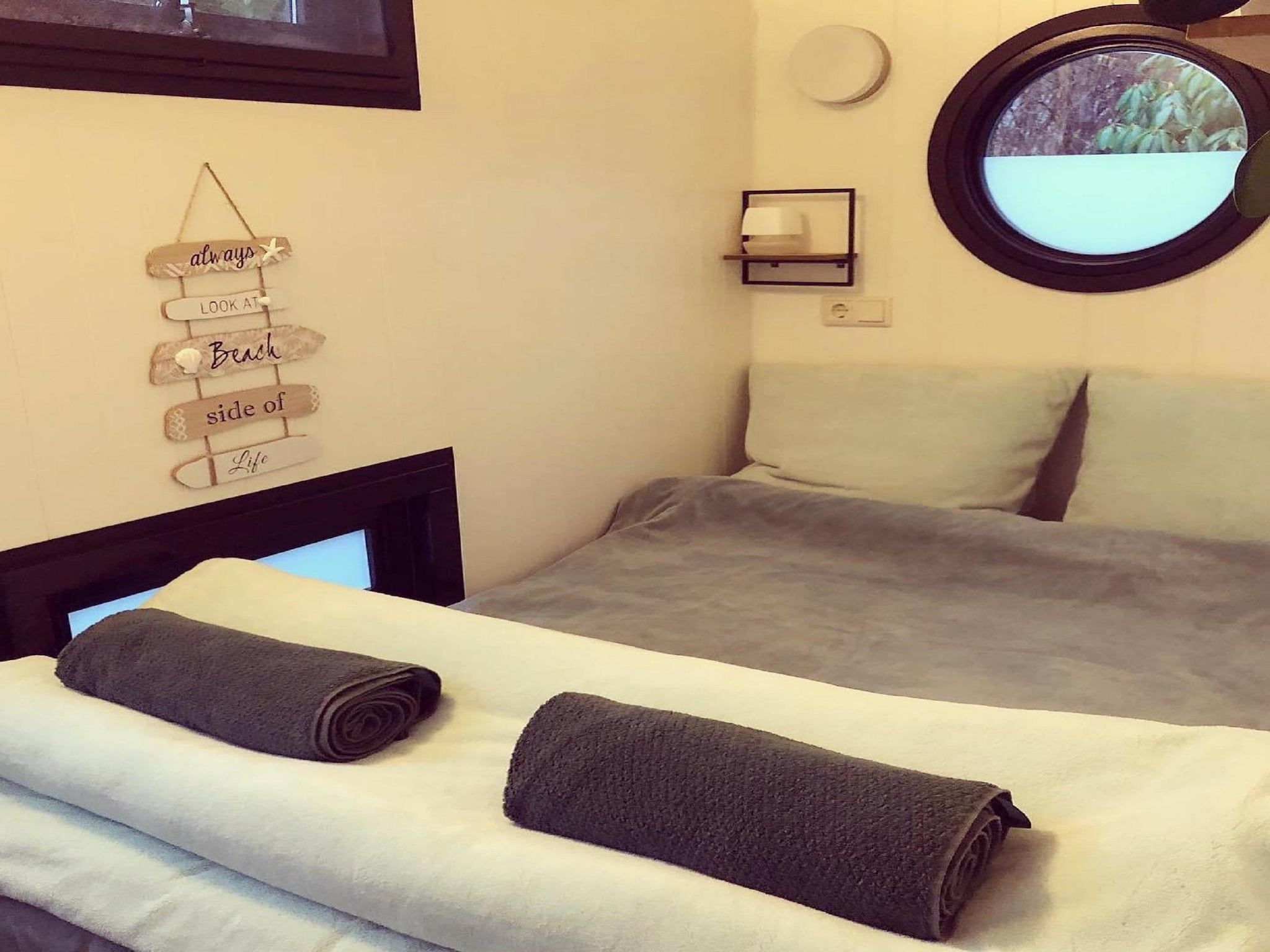 Een slaapkamer van Recreatiepark Rhederlaagse Meren 21 in Lathum