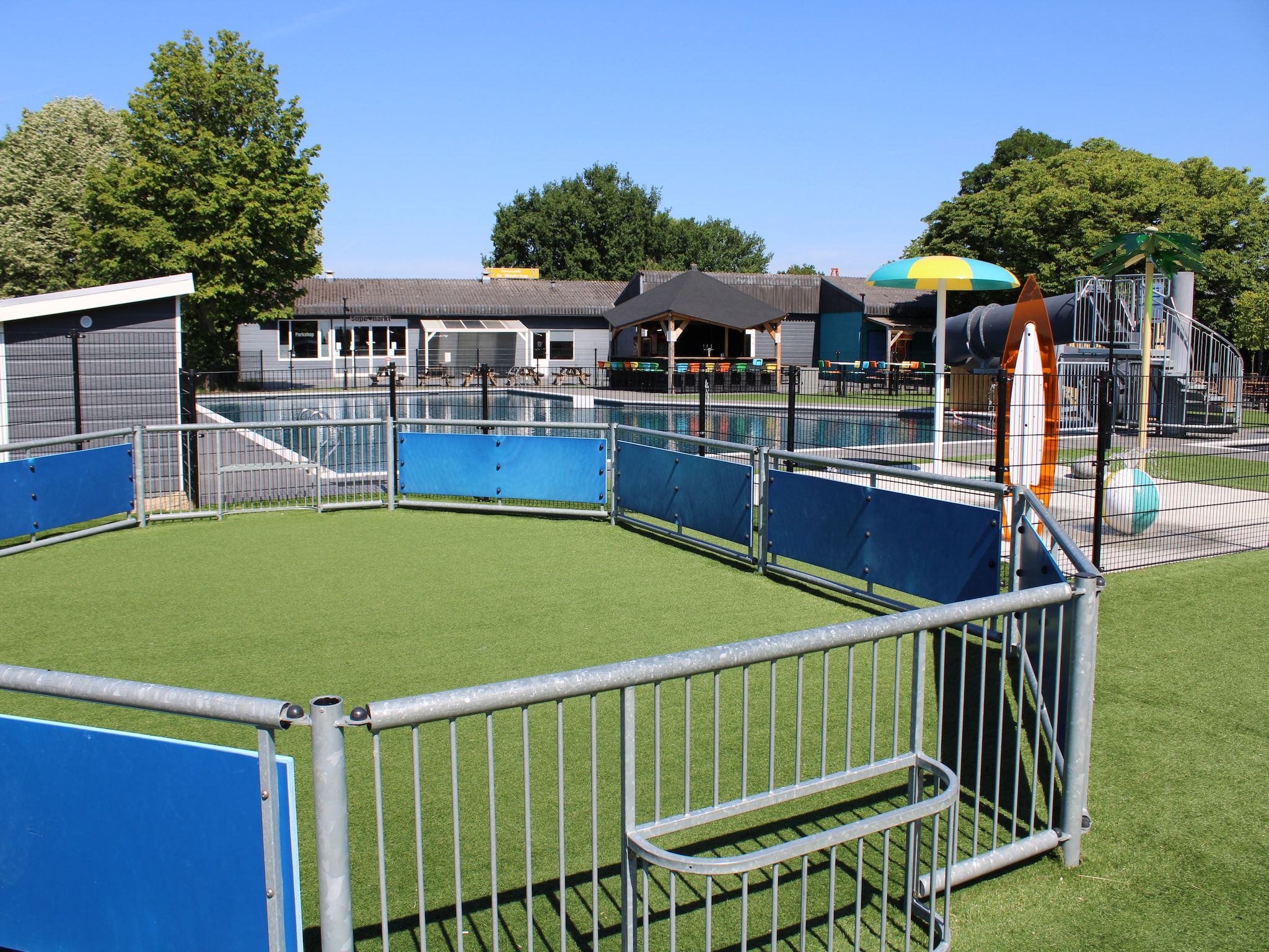 Parkfaciliteiten bij Recreatiepark Rhederlaagse Meren 21 in Lathum