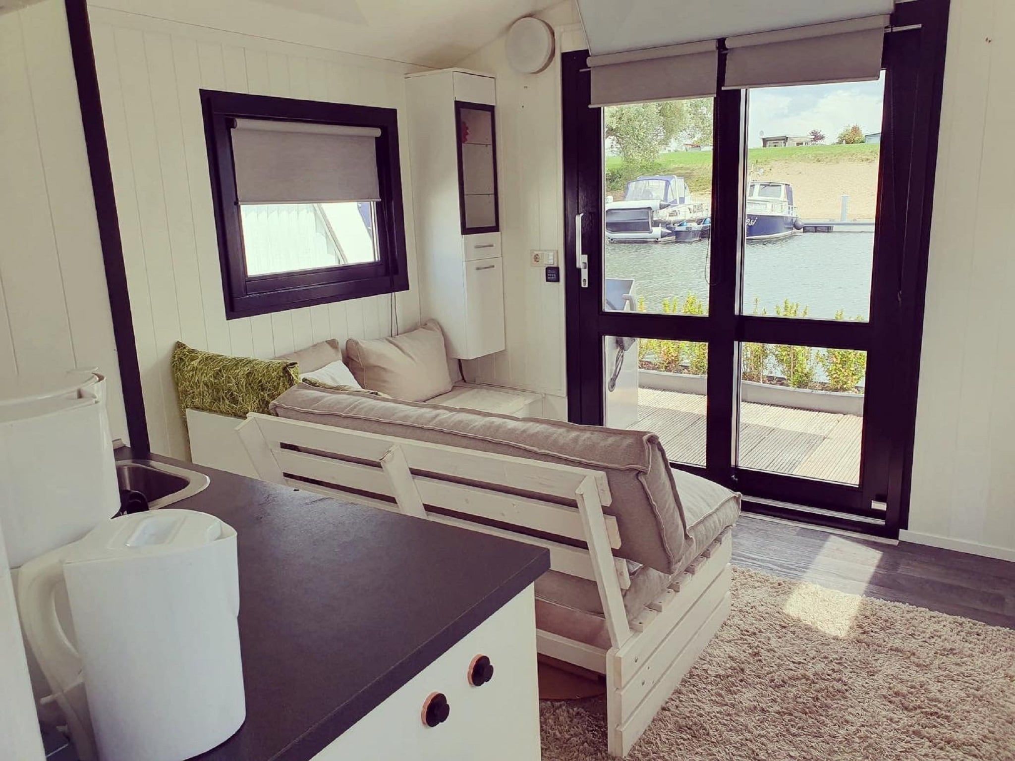 De woonkamer van Recreatiepark Rhederlaagse Meren 21 in Lathum