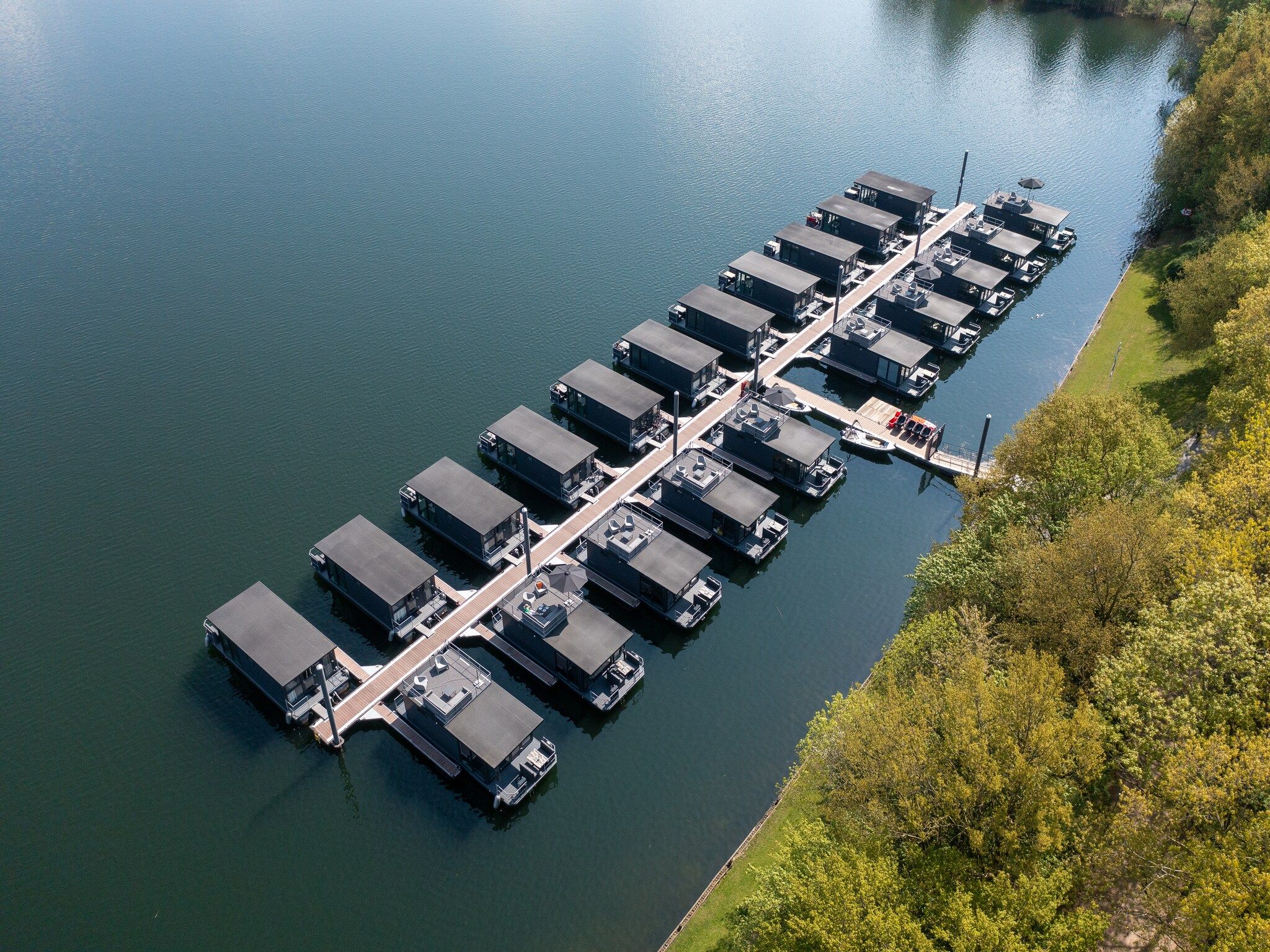 De buitenkant van Houseboat Marina Mookerplas 2 in Middelaar