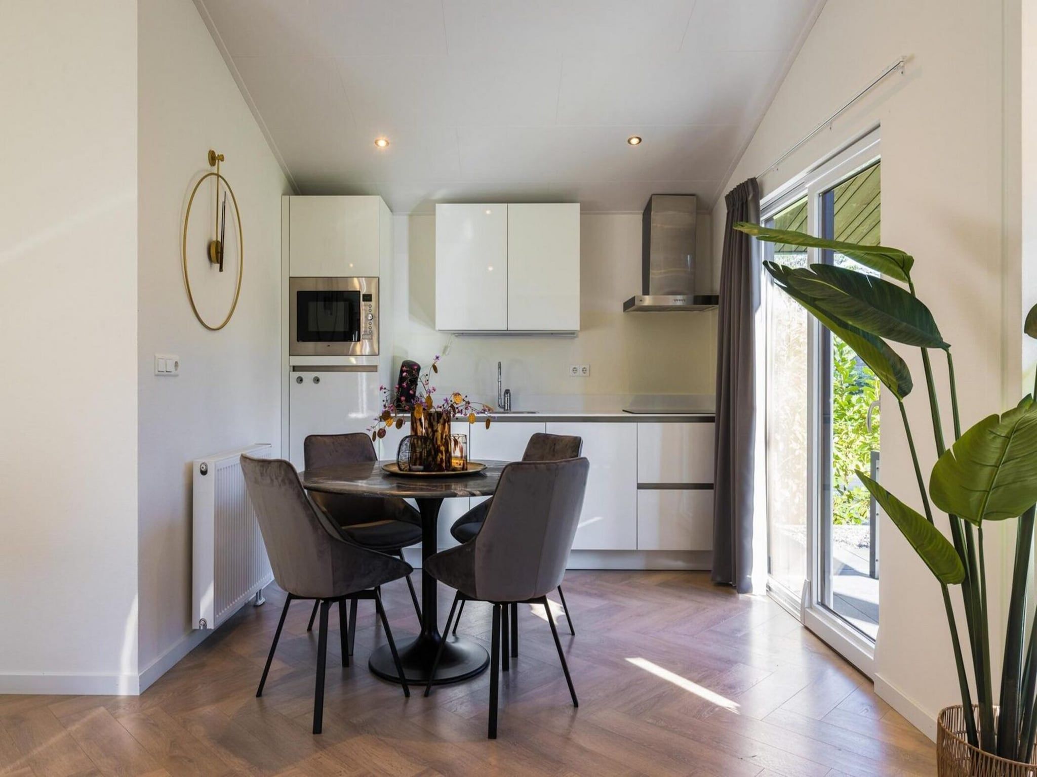 De eetkamer van Vakantiepark Latour 8 in Oirschot